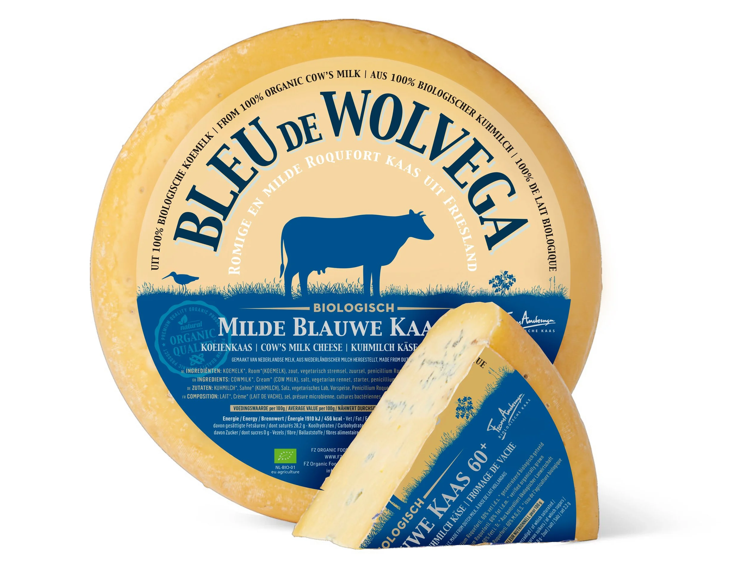 Ronde kaas met een blauwe en gele label met een koe en een grasland, de tekst 'Blieu de Wolfega', 'Biologisch', 'Milde Blauwe Kaas' en andere informatie over het product.