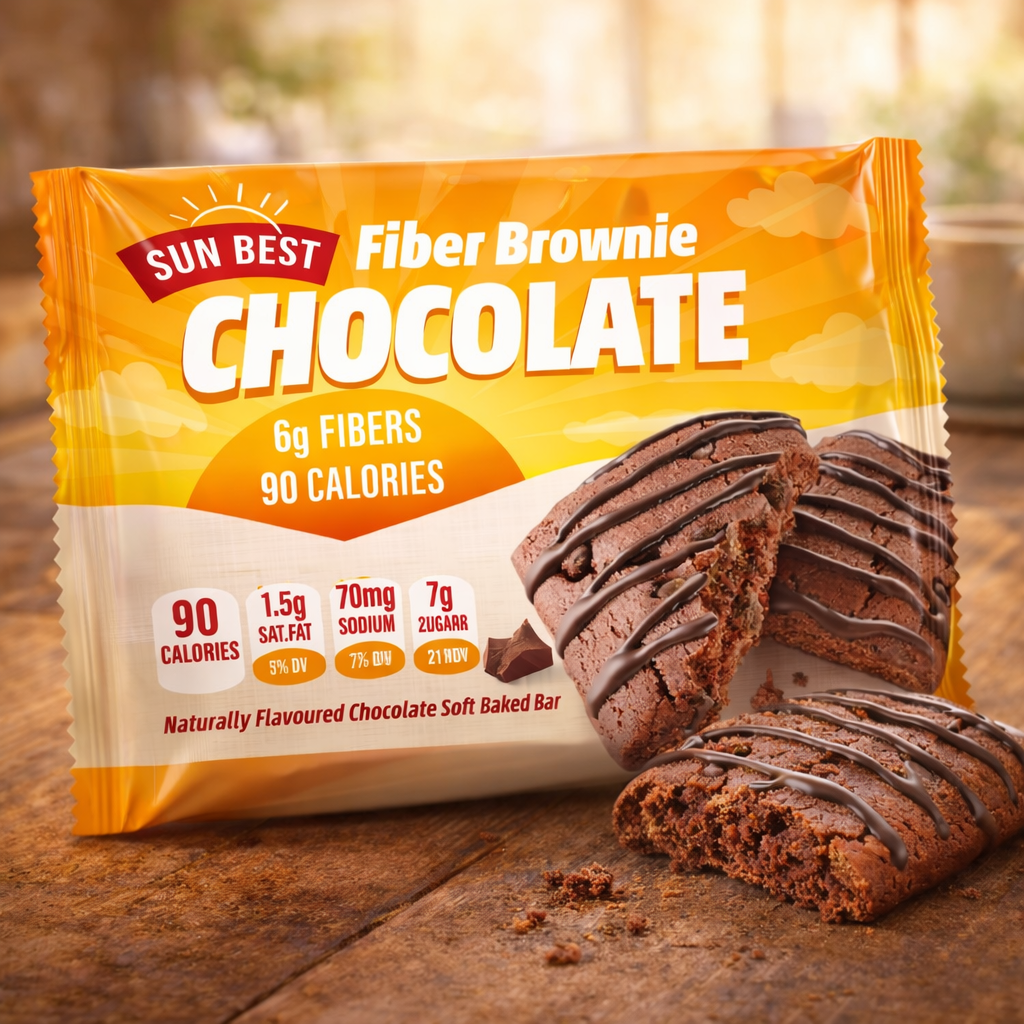 Verpakking van Sun Best Fiber Brownie Chocolate met een afbeelding van chocolade brownies met chocolade glazuur en informatie over calorieën en voedingswaarden.