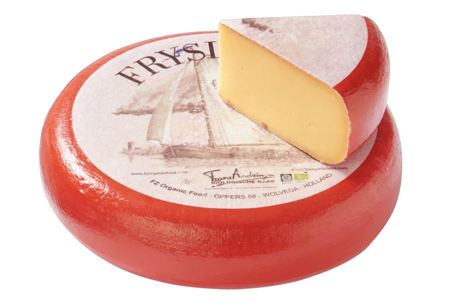 Rode organische kaas met een stuk eruit om te laten zien dat het zacht en romig is.