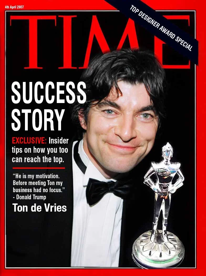 De cover van TIME magazine van 4 april 2007 met een man in een zwart pak en strik, die een prijs vasthoudt, met grote rode letters die 'SUCCESS STORY' spellen.