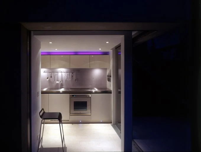 craig's kitchen at night small feb07 .jpg