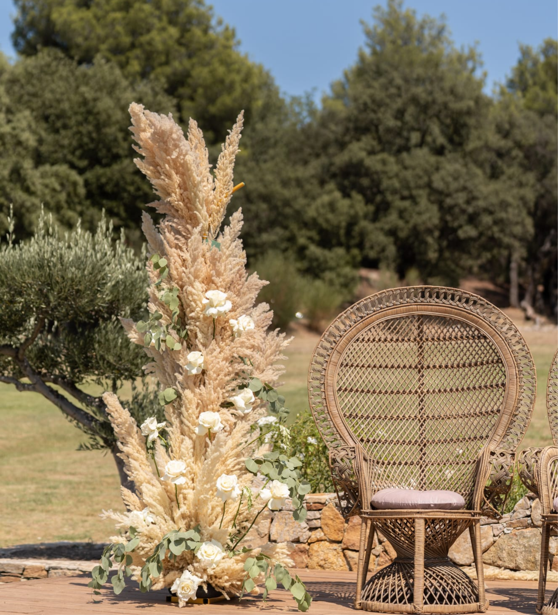 Photo rapprochée de la demi-arche de la cérémonie laïque du mariage de Jenyfer et Laurent, décorée de compositions florales et accompagnée de fauteuils Emmanuelle, réalisée par A&L Events pour une scénographie élégante et raffinée.