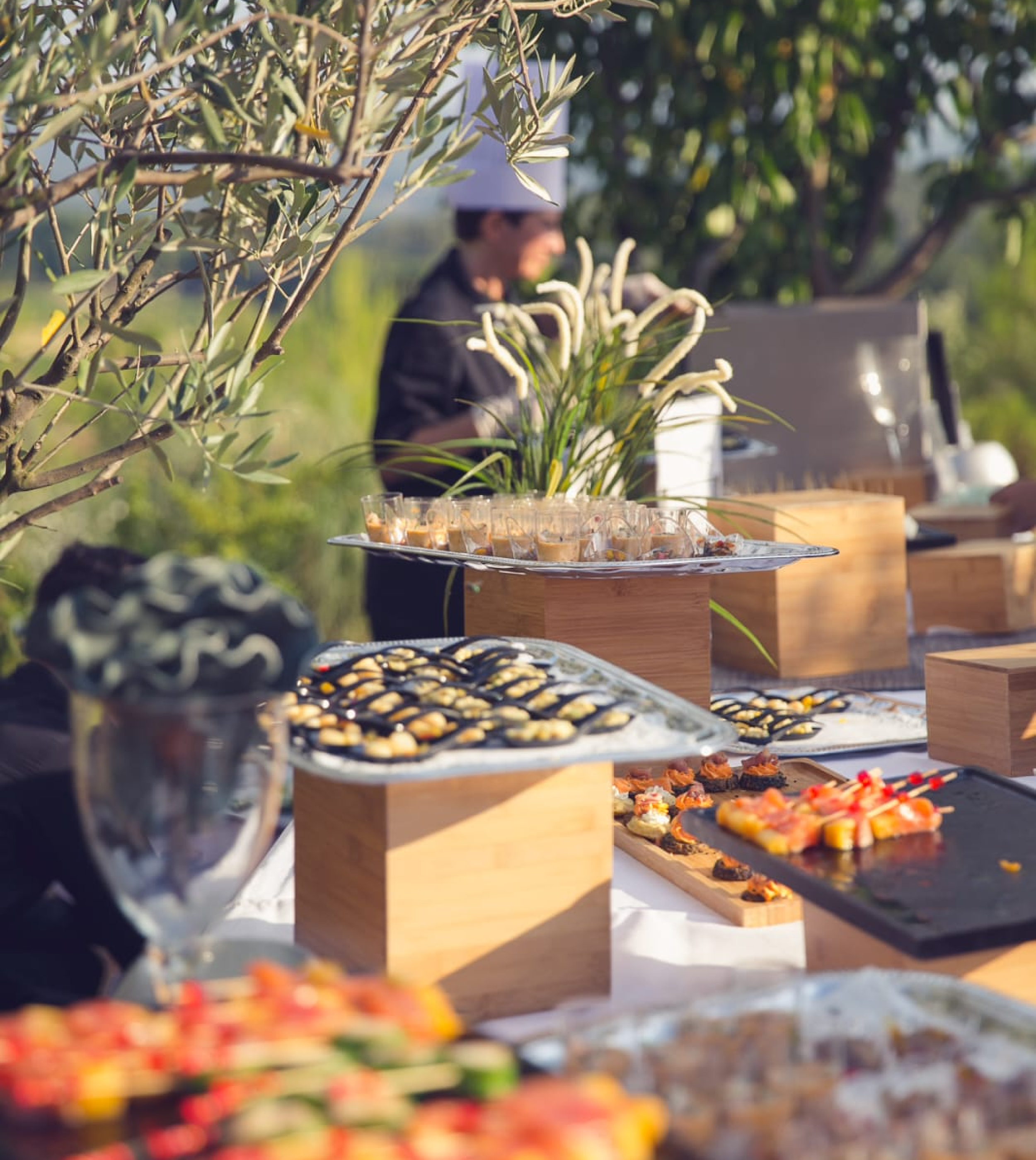 Cocktail dinatoire haut de gamme lors d'un evenement prive en provence imagine et orchestre par A&L Events specialise dans la reception de prestige