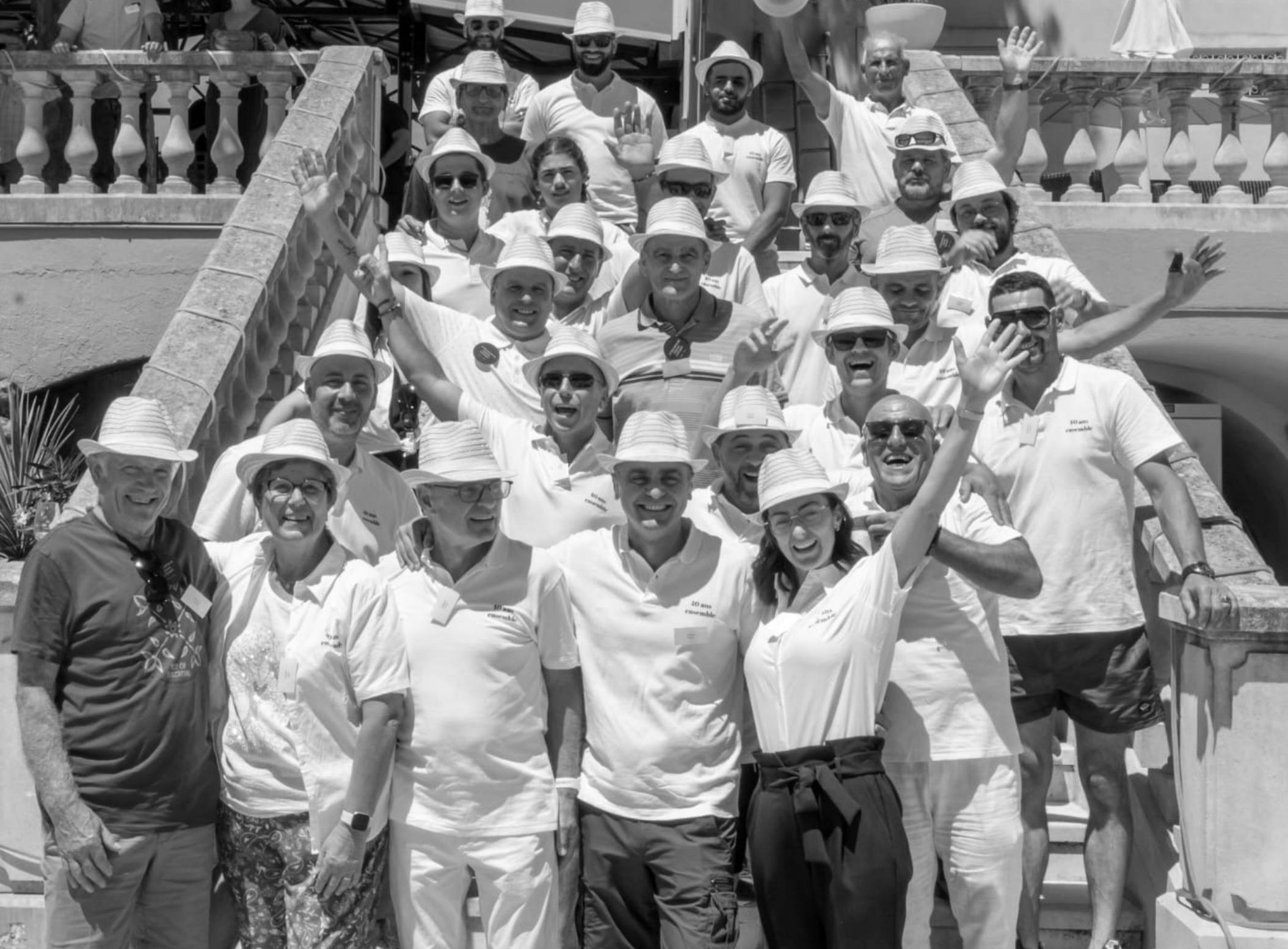 Journée d'anniversaire d'entreprise au coeur d'un domaine viticole Roque Forcade, mélant activités de team building et moments de partage pour fédérer les équipes autour des valeurs de l'entreprise. C'est une photo de groupe au sein du domaine.