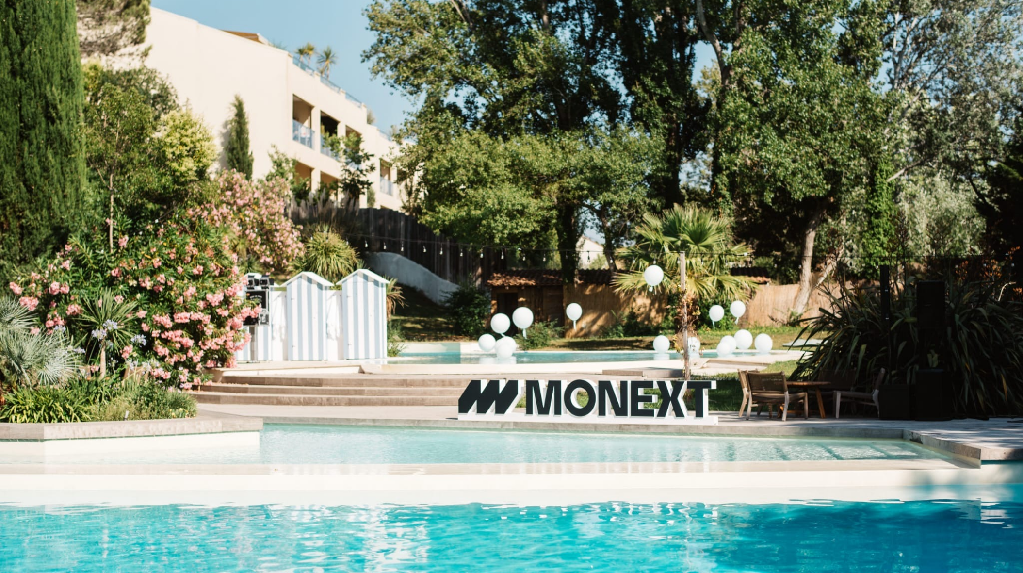 Événement d'entreprise, thème Summer Party avec un backdrop fabriqué sur mesure dans l'esprit cabane de plage Deauville pour le photobooth, lors de la soirée annuelle d'une grande entreprise au Set Club à Aix-en-Provence.