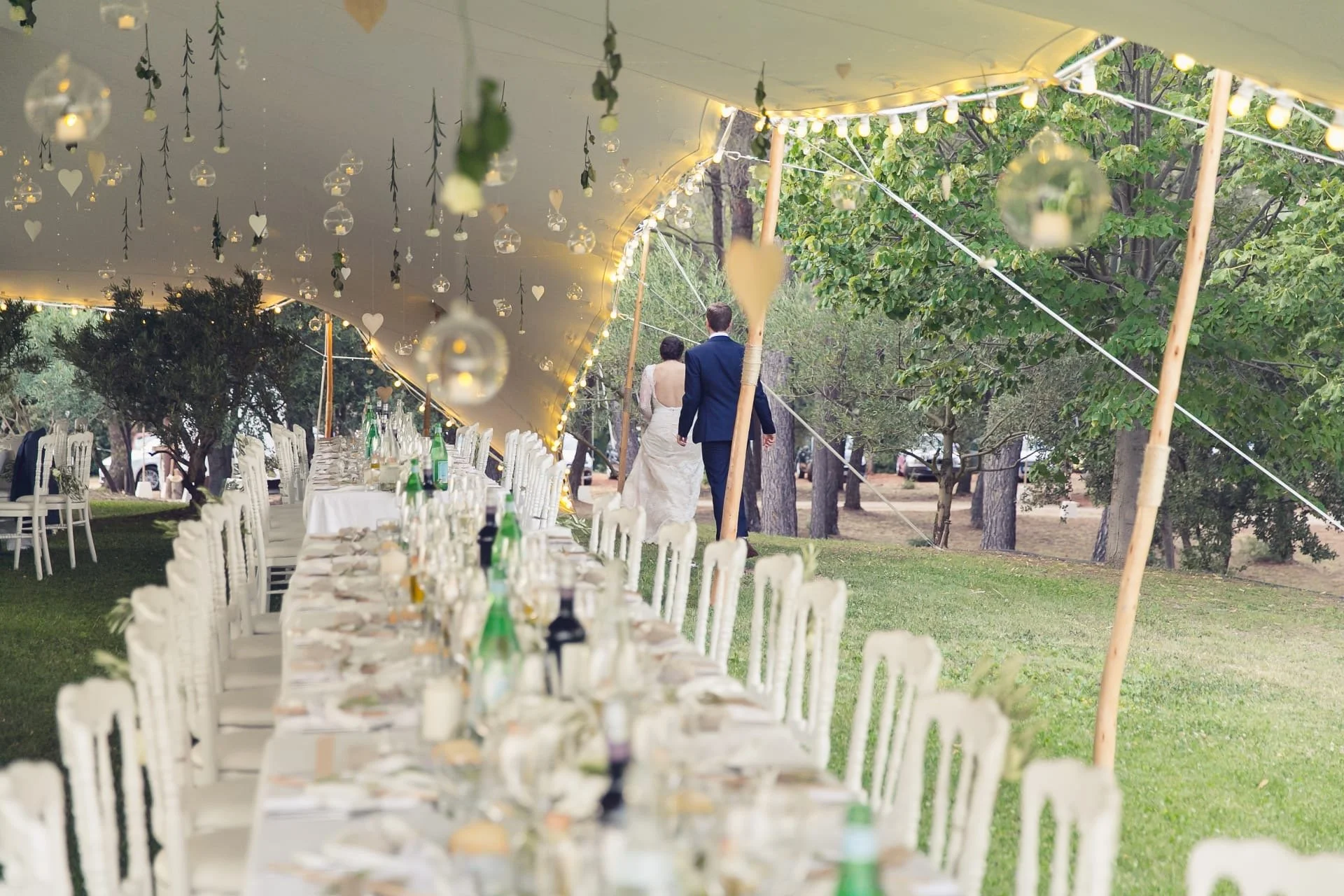 diner-mariage-sous-tente-guirlandes-lumineuses-provence-a&l-events.jpg