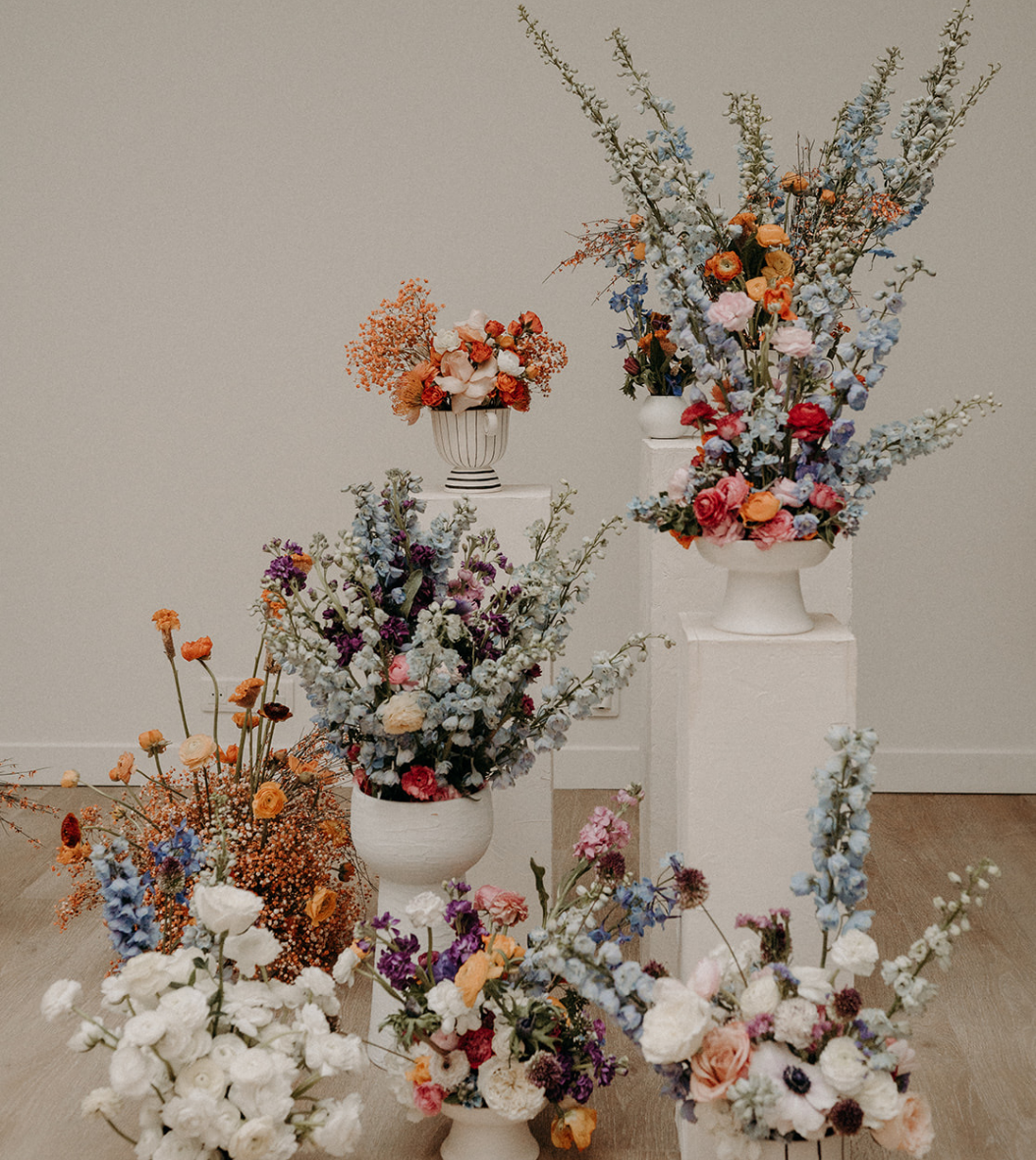 Créations florales aux nuances pastel, imaginées pour un shooting, révélant un travail de design floral subtil, poétique et contemporain.