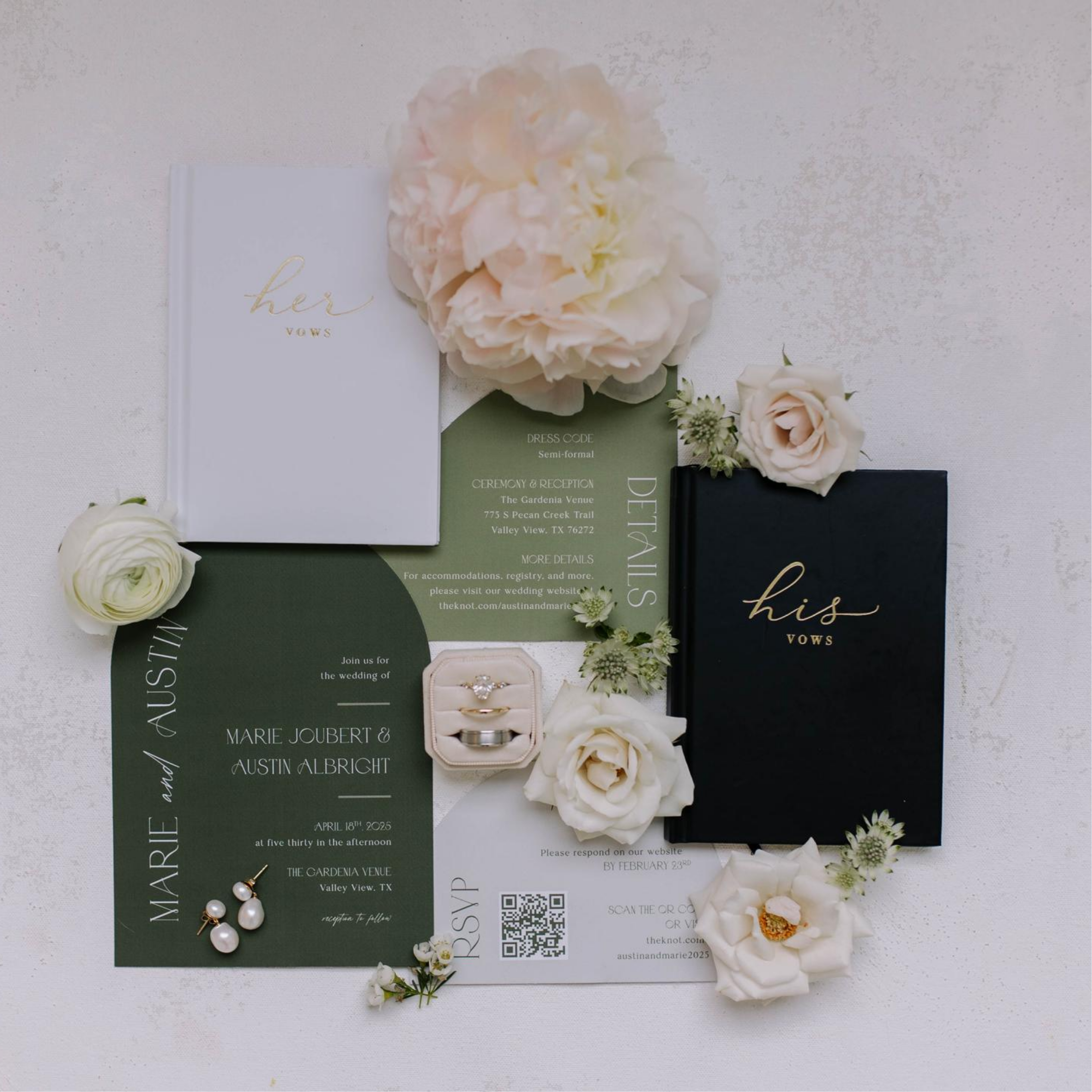 Photo de présentation complète de la papeterie du mariage de Marie et Austin, mise en scène avec leurs alliances entourées de fleurs, réalisée par A&L Events pour une décoration élégante et personnalisée.