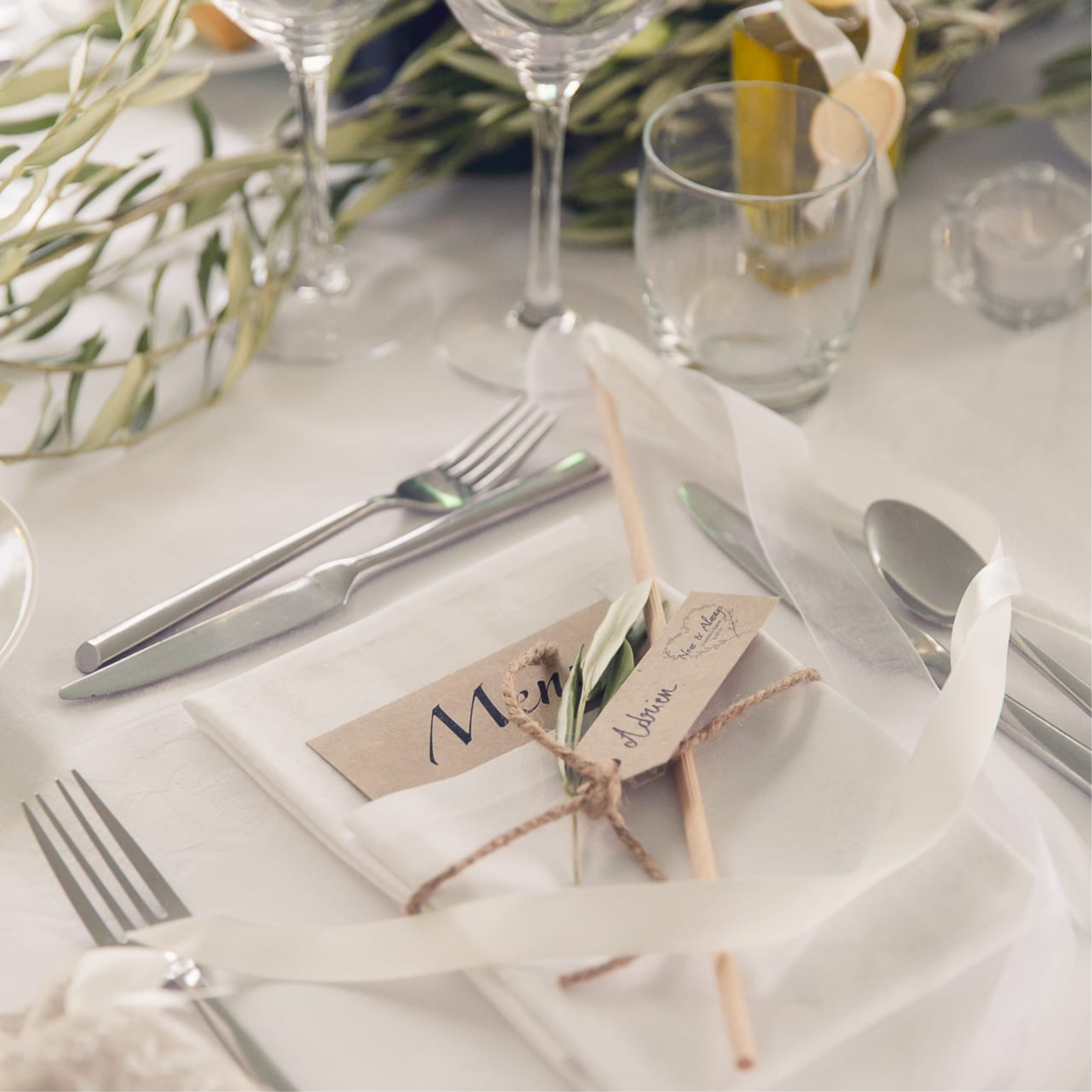 Photo du dressage de la table du mariage de Marie et Austin, décorée de branches d’olivier pour rappeler l’esprit de la Provence, réalisée par A&L Events pour une réception élégante et authentique. Organisation de mariage
