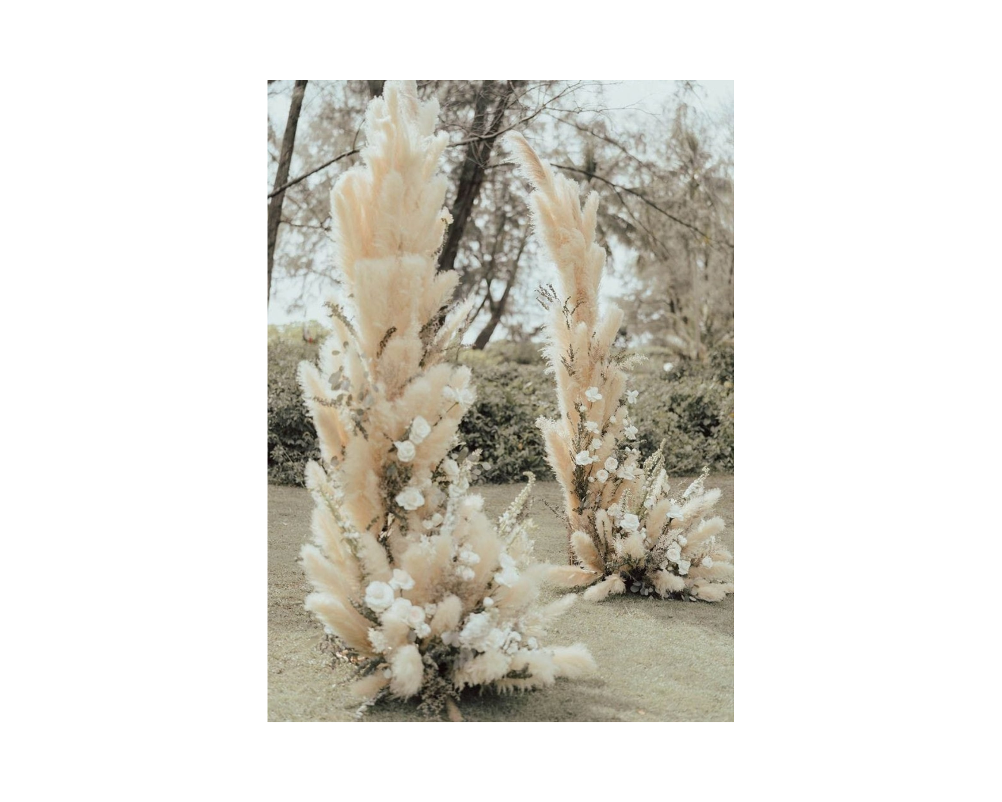 Moodboard: Photo inspiration de deux demi arches fleuris recouverte de pampas, rose blanche, eucalyptus pour une cérémonie laÏque.