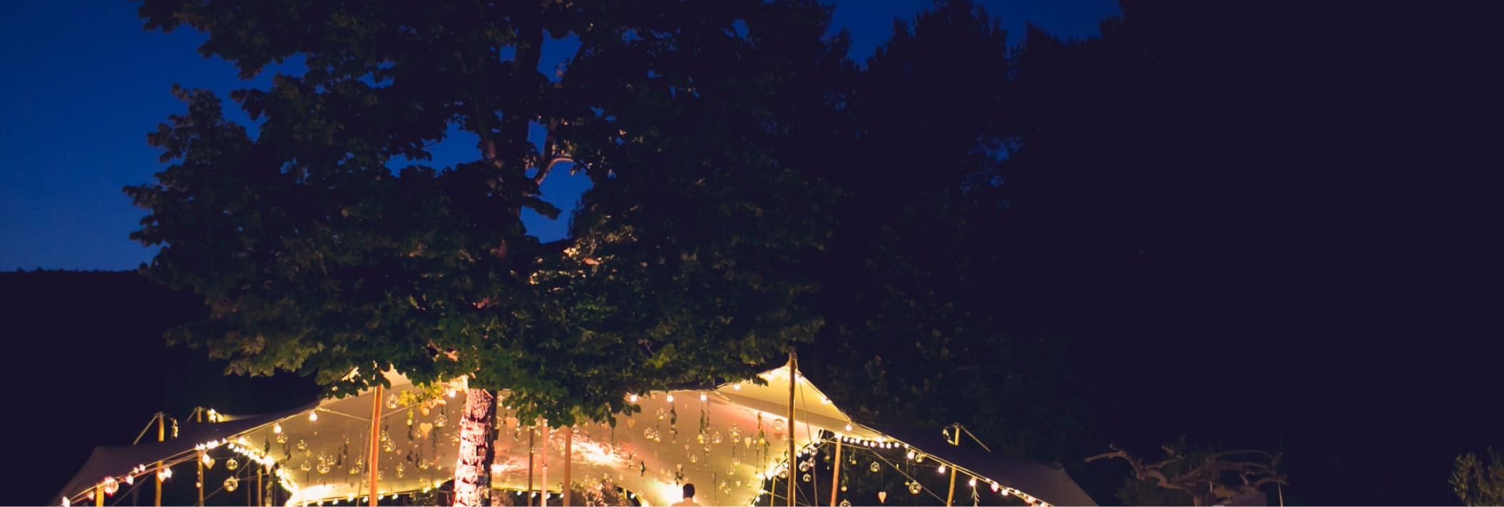 Soirée d'entreprise sous une tente berbère élégamment mise en lumière offrant une scénographie hors du temps pensée pour une expérience corporate unique, conviviale, élégante et mémorable pour les collaborateurs.