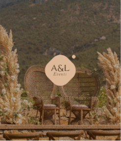 Scénographie élégante de cérémonie laïque composée de deux demi-arches en pampa rose, anthurium et eucalyptus, avec deux fauteuils Emmanuelle au centre, réalisée par A&L Events pour un mariage bohème.