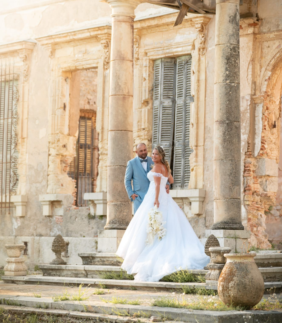 Shooting photos des mariés dans les ruines de l'ancien château de Roquefeuille, un décor chargé d'histoire pour un moment élégant et intemporel.