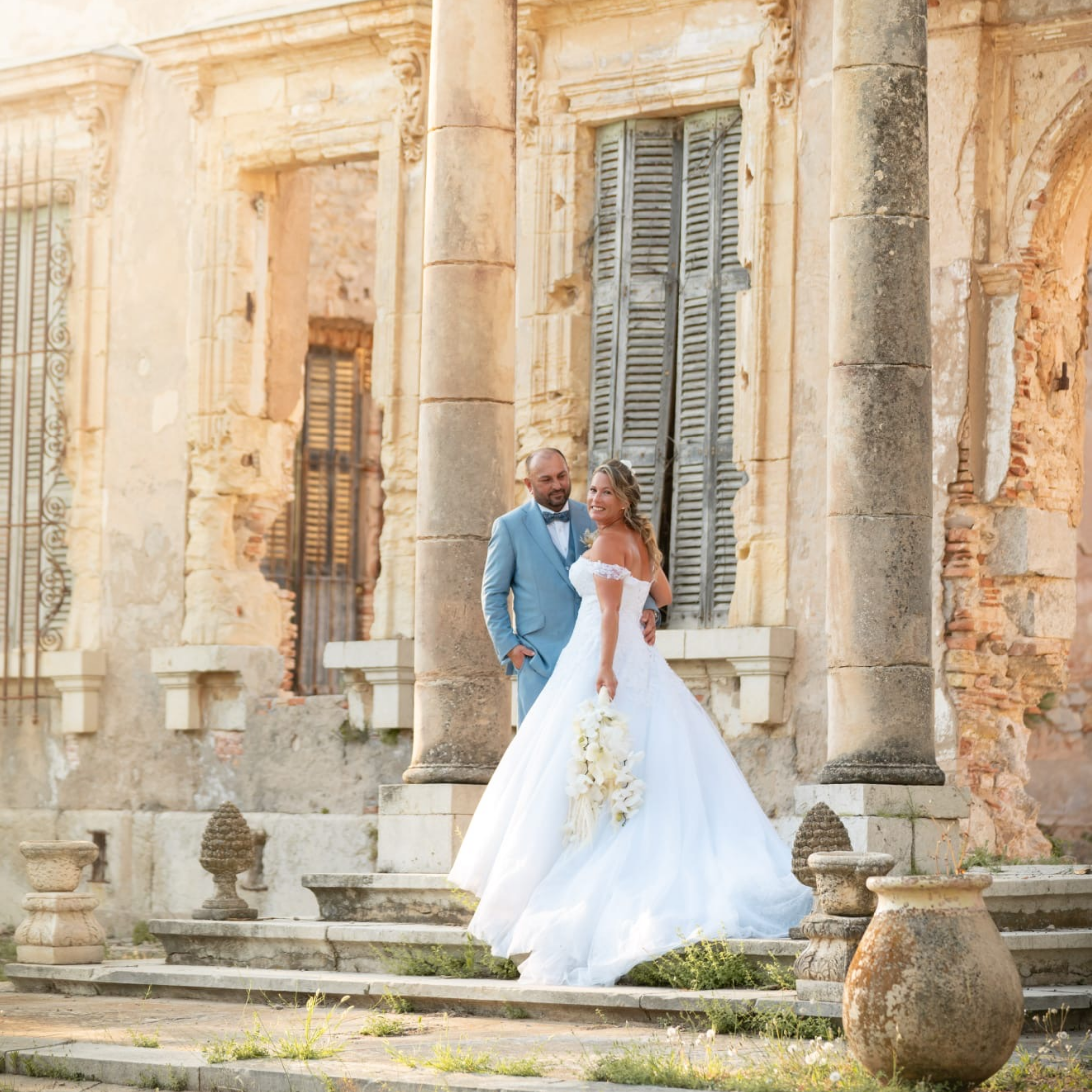 Magnifique photo du mariage de Jenyfer et Laurent dans les ruines du domaine du château Roquefeuille, mise en valeur par l’organisation, la décoration et la scénographie sur mesure de A&L Events.