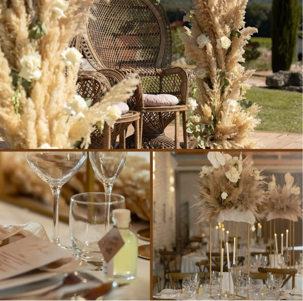 Décoration de mariage avec des fleurs séchées dans un style rustique élégant, comprenant une zone de sièges extérieure en osier, une table avec des verres à vin, une bouteille d'alcool et des menus, ainsi qu'une réception avec un centre de table floral sophistiqué et des bougies.