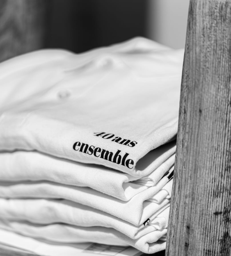 Tee-shirts et goodies personnlisés soigneusement pliés, crées à la demande de l'entreprise pour être offerts aux salariés. Des goodies pensés comme un vecteur de cohésion, de reconnaissance et d'identité de marque.