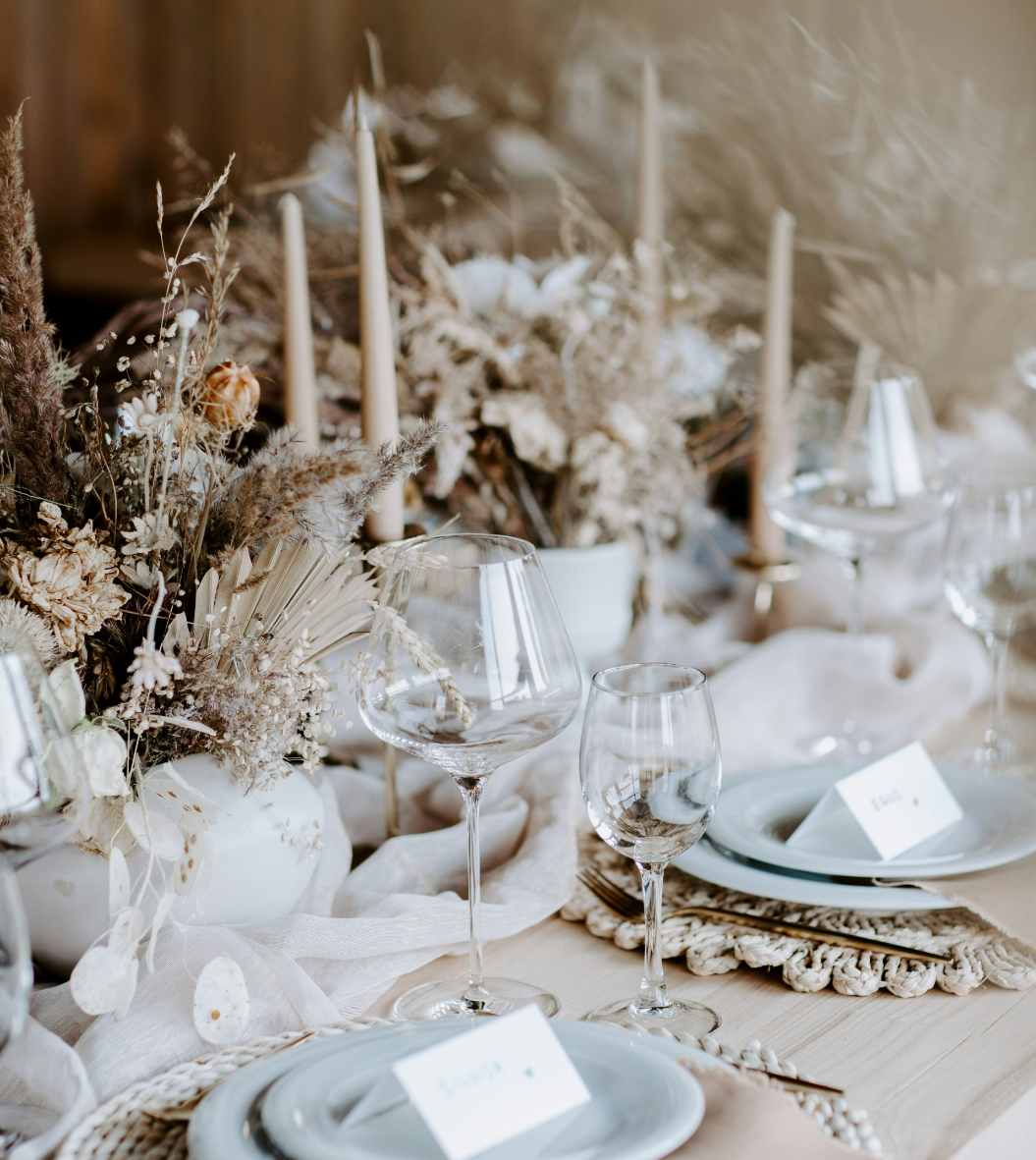 Une table ethereal pensée comme une parenthèse poétique, ou la simplicité des tons naturels rencontrent une vaisselle raffinée et des détails délicatement minimalistes.