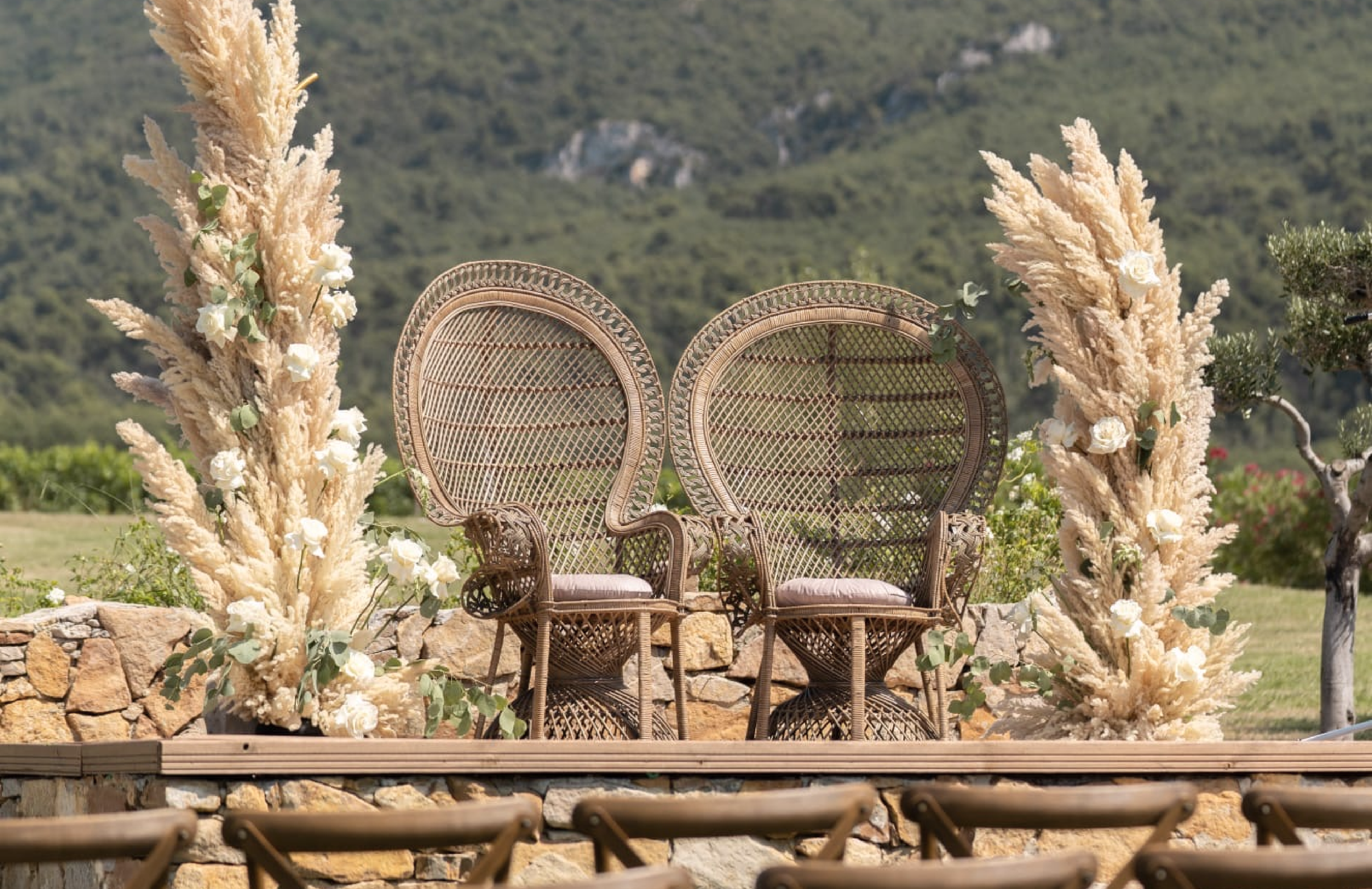 ceremonie-laique-exterieur-decor-pampas-provence-fauteuil-emmanuelle-boheme-a&l-events.jpg