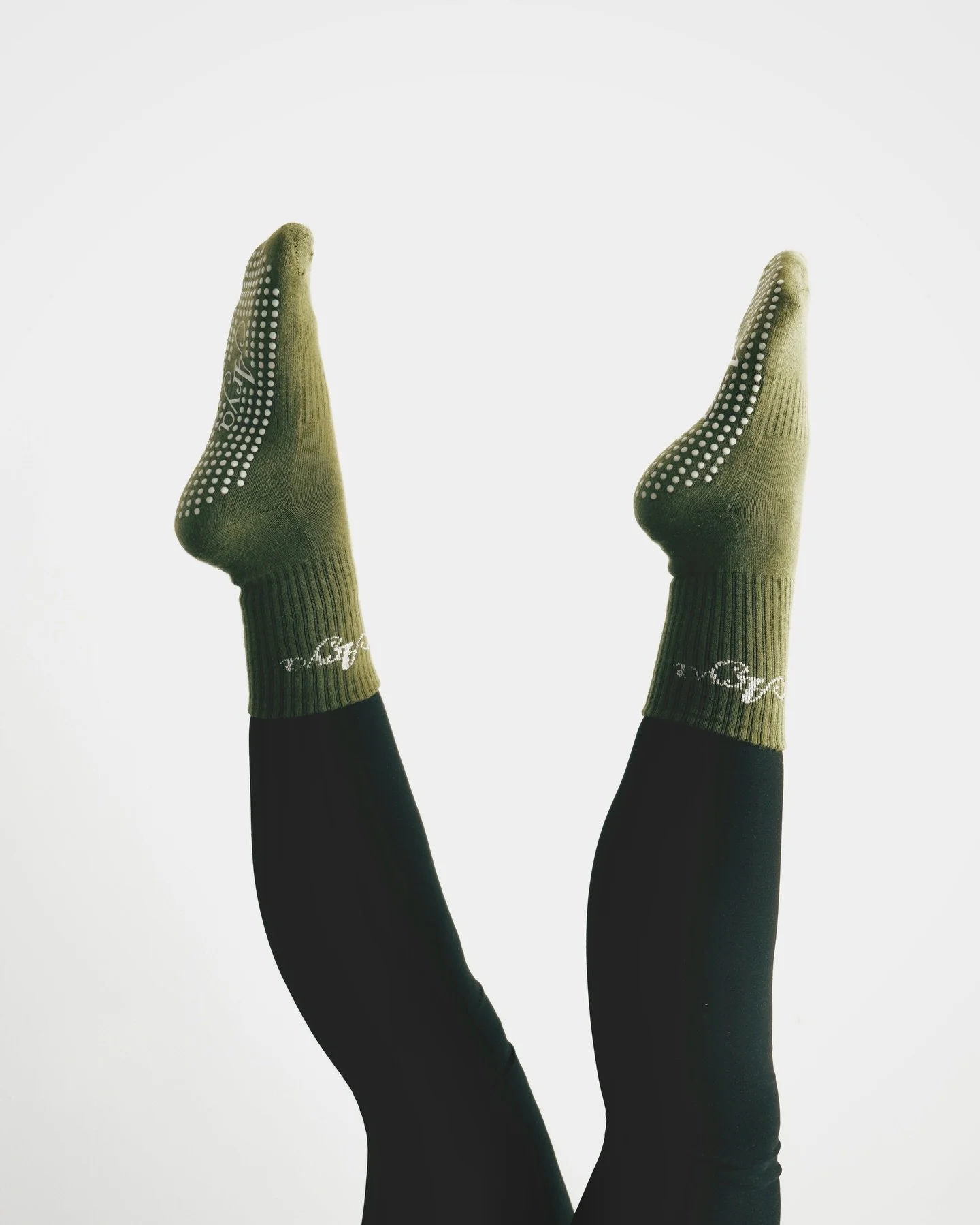 Stronger moves start from the ground up.

The merch is available at the studio or on the website.

Grip socks at 20&euro;, still -10% to mark the launch of the studio.

A venir retirer chez Arya Studio Pilates.

#pilatesgripsocks #pilatesliege #grips