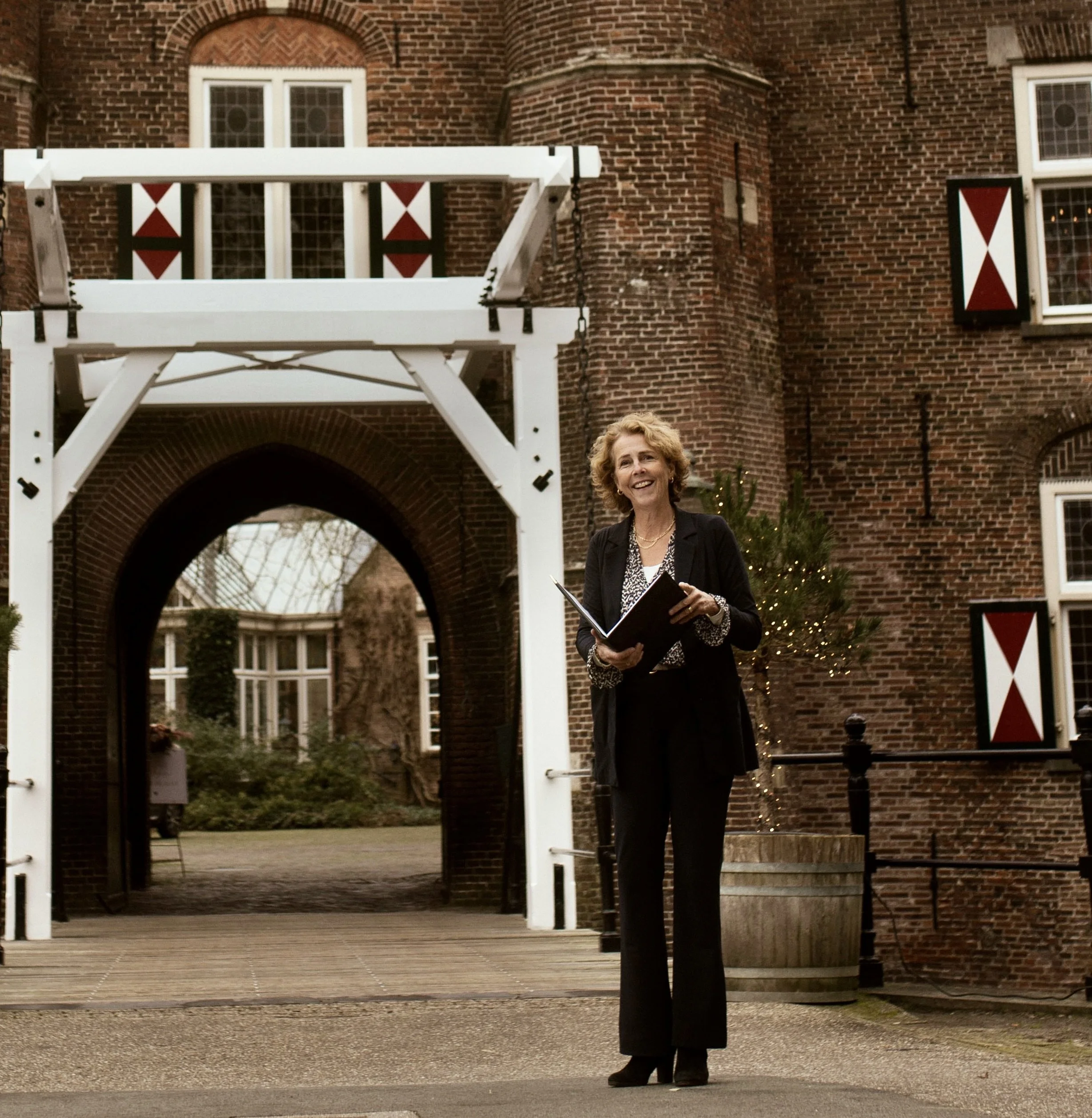 Trouwambtenaaar Anneke Boek bij de entree van Kasteel Maurick