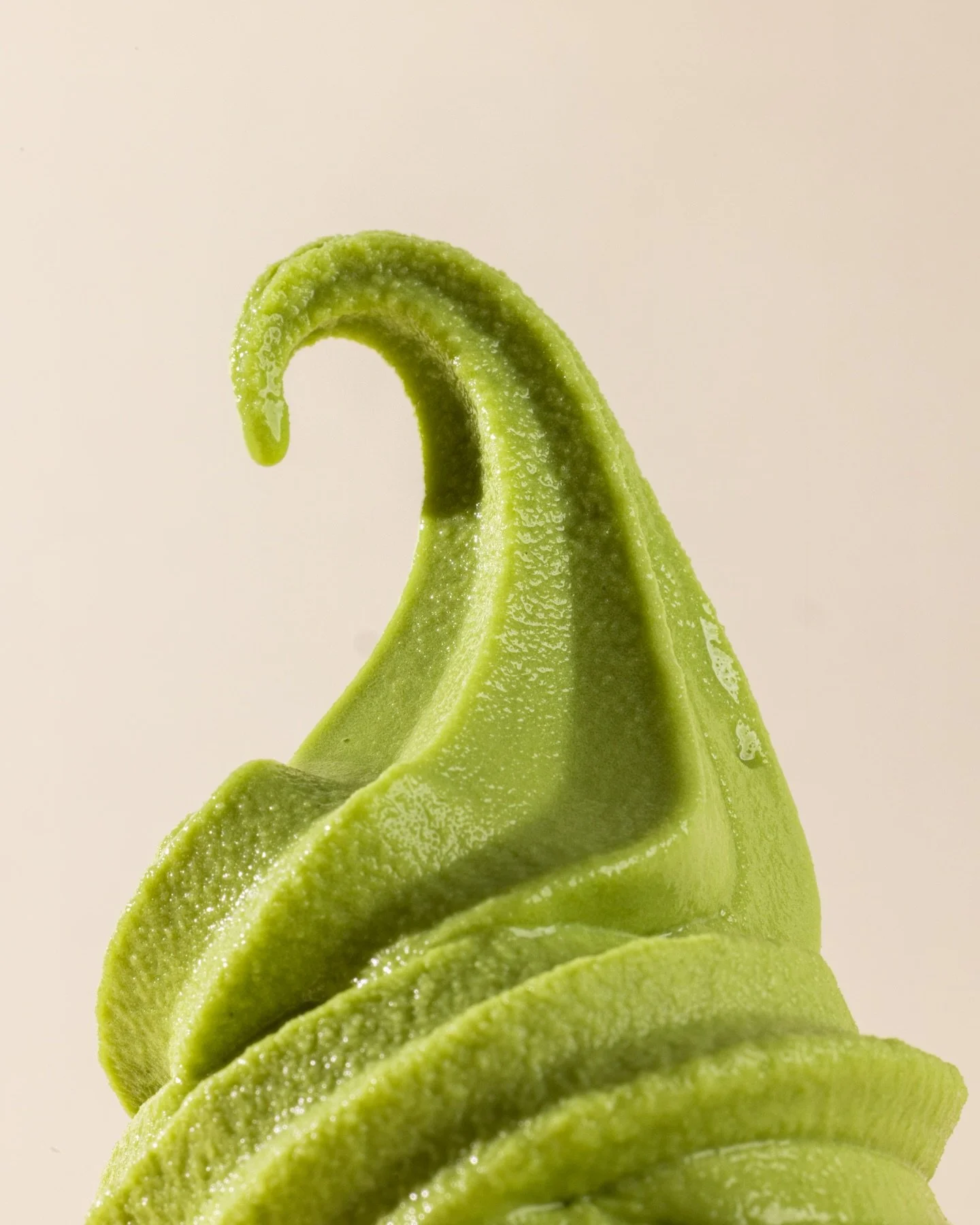 Your daily matcha, but frozen.🍦

Nuestro Matcha Soft Serve est&aacute; hecho con matcha ceremonial japon&eacute;s de @houseofkau 🍵

Vegano, a base de leche de coco, sugar-free &amp; gluten-free 💌 40 cal x 85 gr.
