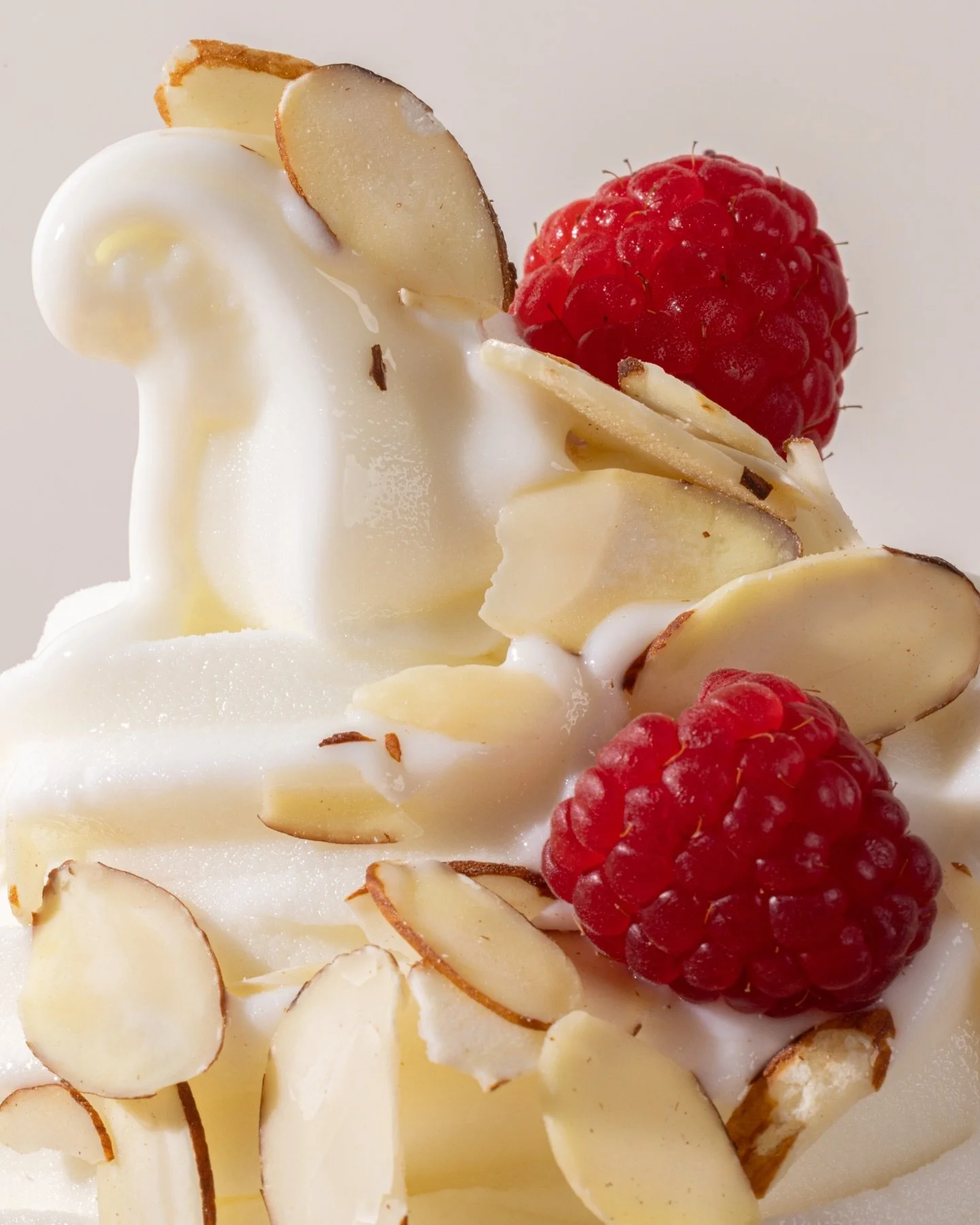 Helado de yogurt natural, endulzado con stevia 🍦

48 cal x 85 gr.
Sin gluten.
Bajo en grasa y alto en probi&oacute;ticos.