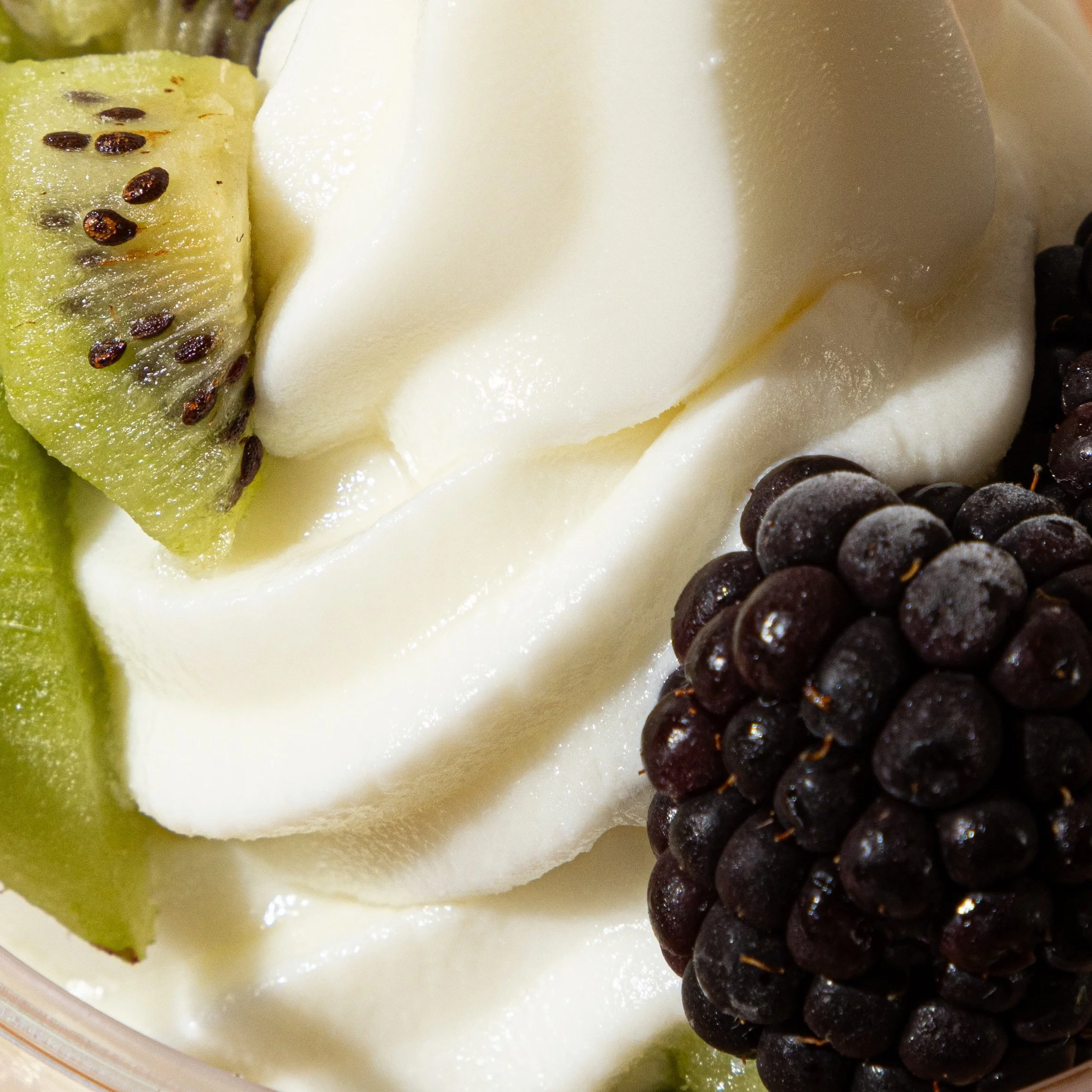Froyo + fruta = elite combo 🍓🍦