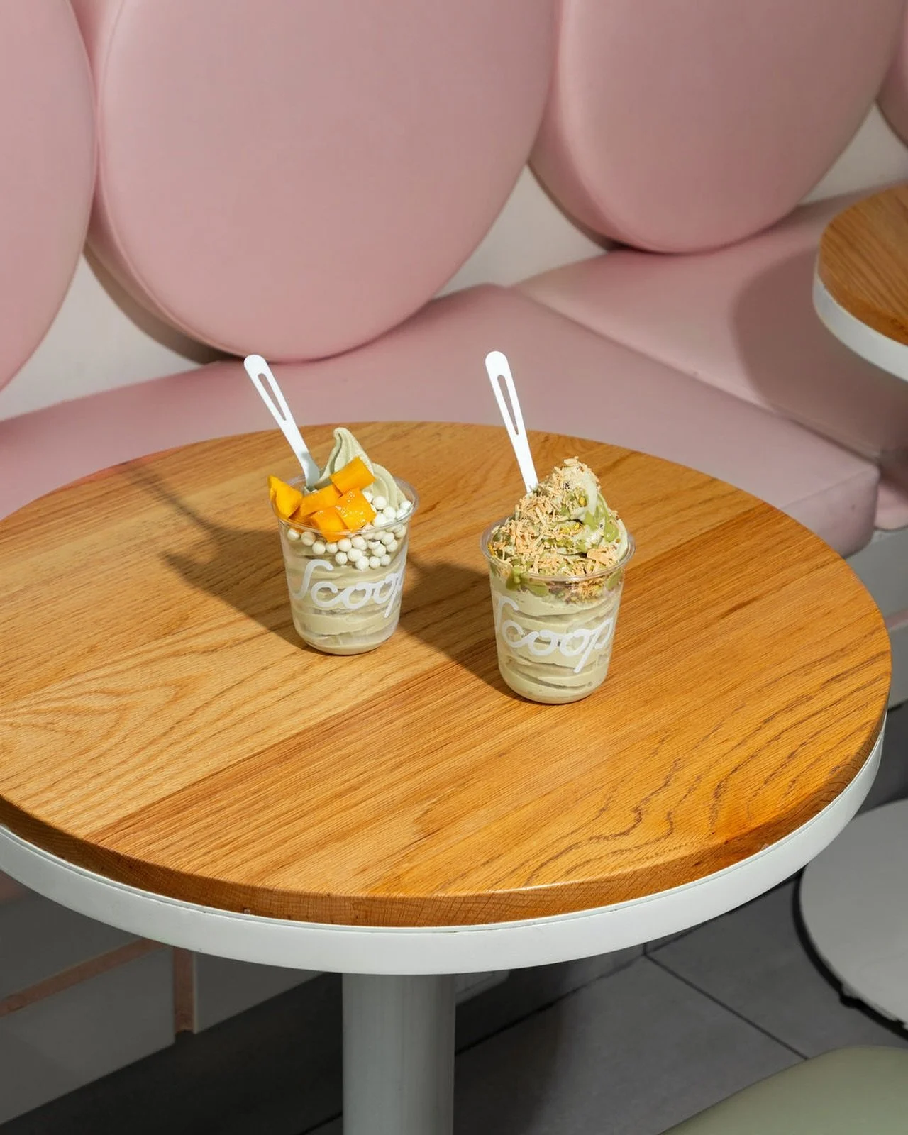 Uno para el antojo y otro por si el primero no era suficiente. 🍦🍦

Soft serve de pistache 💚 Disponible en todas nuestras sucursales.