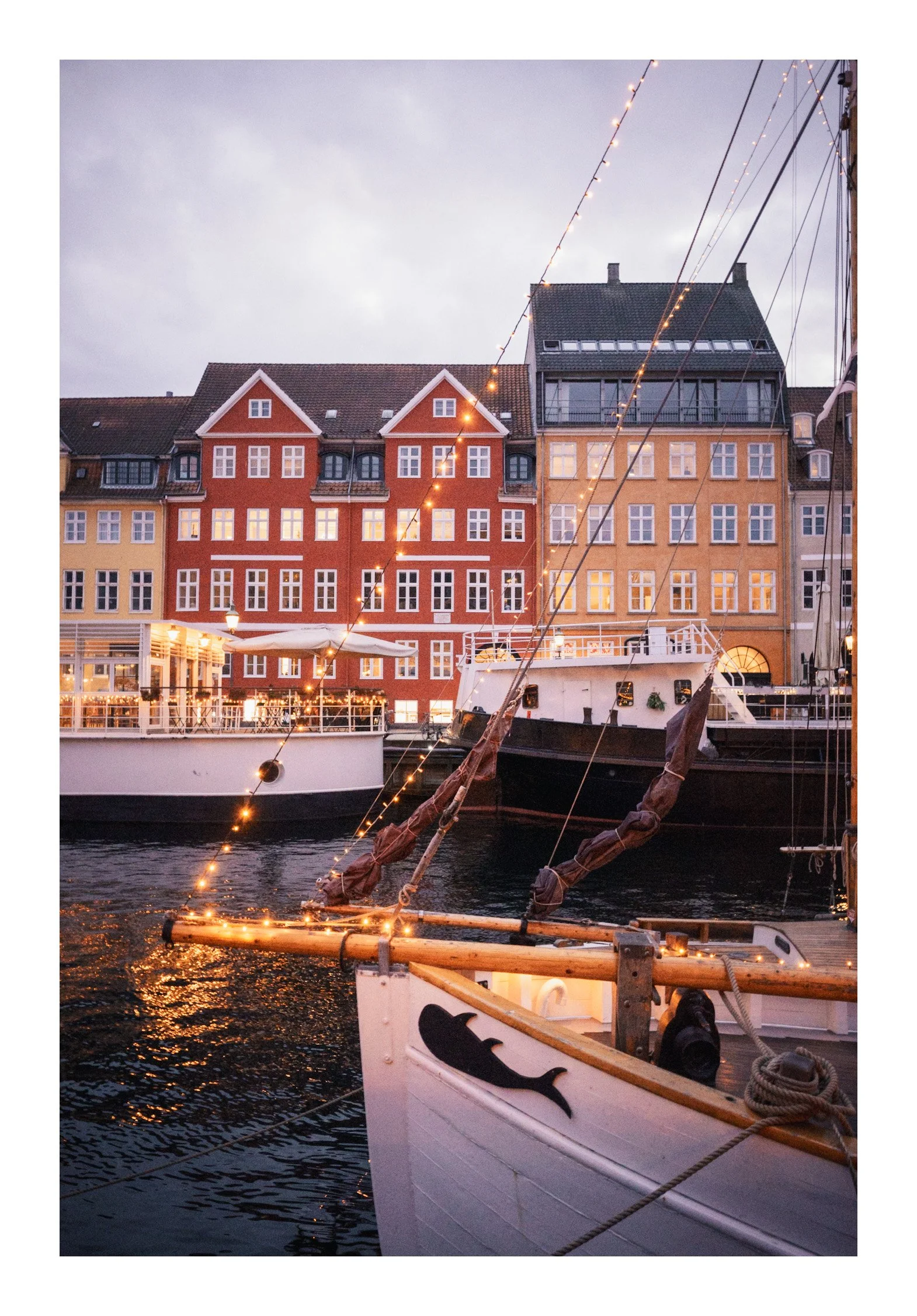 The colorful houses of Nyhavn line the water like a painted postcard. Yellow, blue, red, and orange facades reflect in the canal, while cafés and boats create a lively, cozy atmosphere. It’s one of the most beautiful and instantly recognizable places