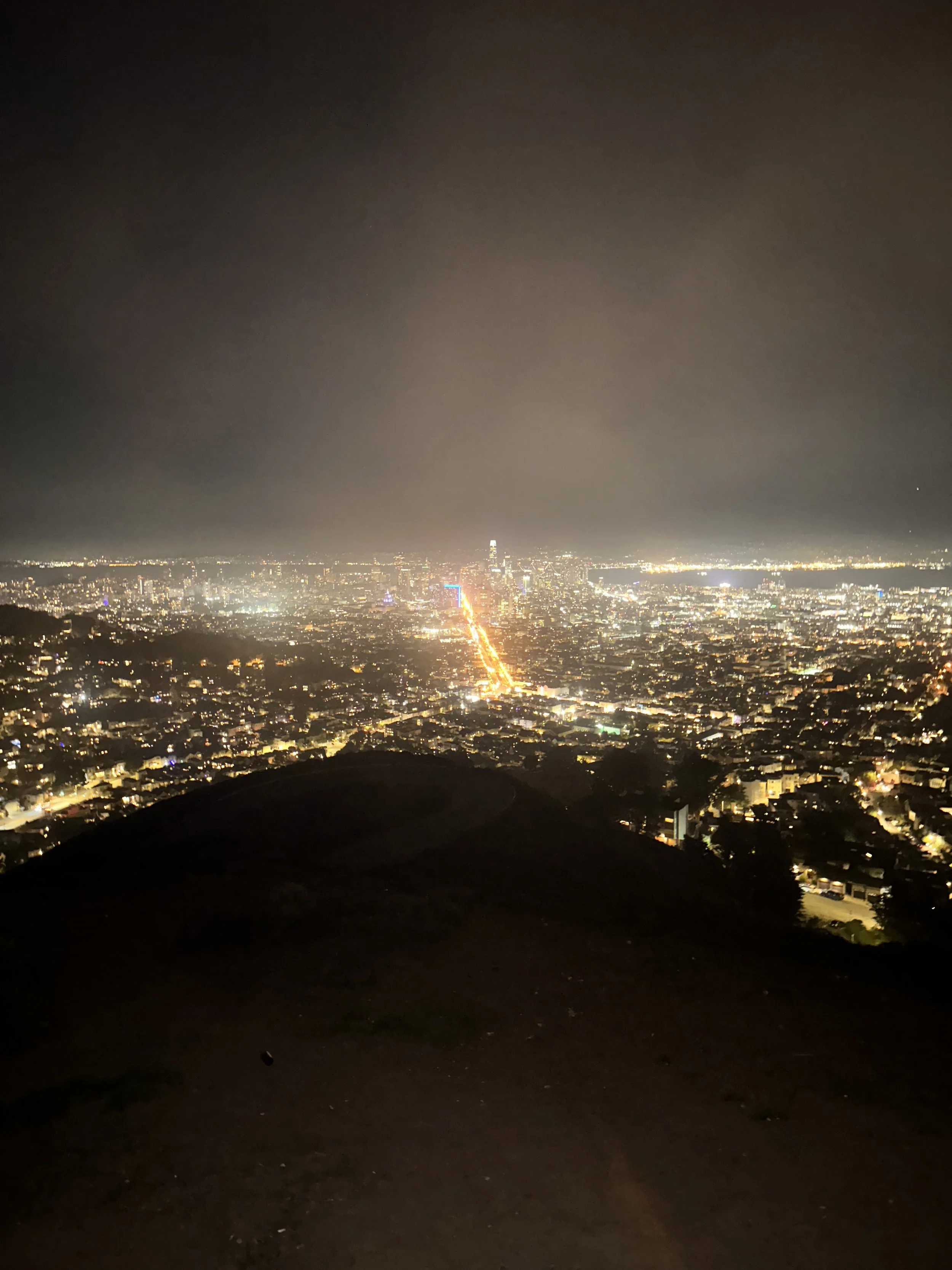 The view from Twin Peaks offers one of the most breathtaking perspectives in San Francisco.
From high above the city, the skyline, bay, and rolling hills unfold in every direction.
It’s a place where scale, light, and silence come together to define 