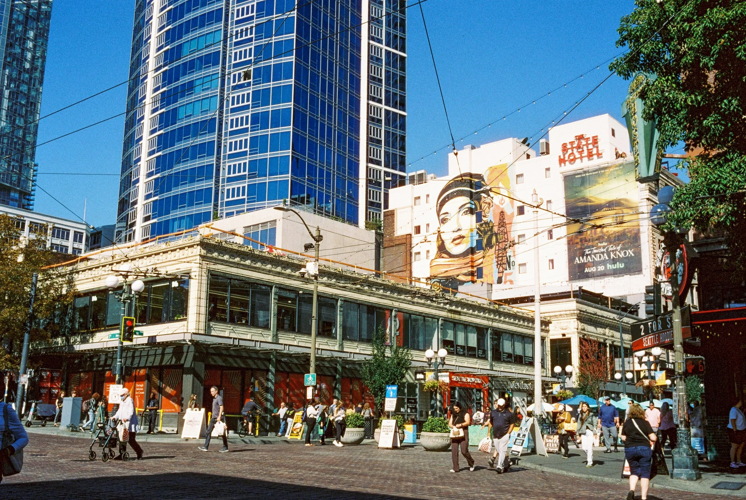 Street life in Seattle feels raw, creative, and constantly in motion.
From musicians and street performers to busy commuters and quiet moments in side streets, the city reveals its many layers.