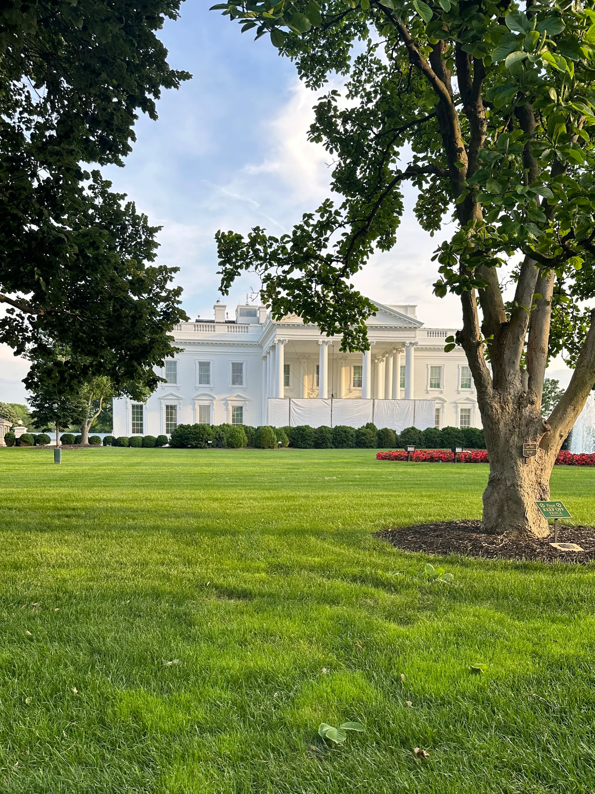 The White House stands as one of the most recognizable symbols of political power in the world.
Behind its restrained and elegant façade, decisions are made that influence far beyond the borders of the United States.