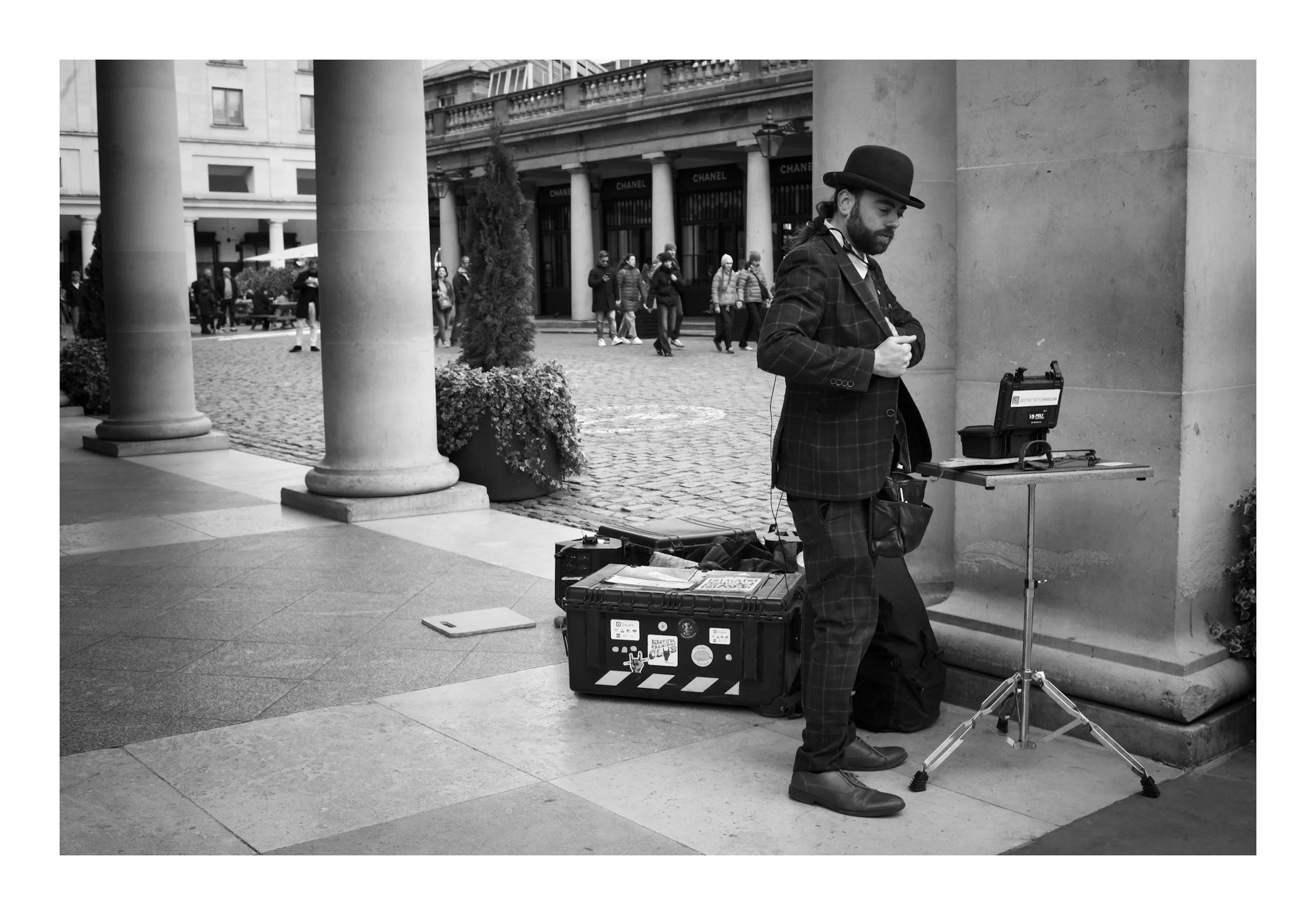 A street performer preparing for the show—capturing the calm before the moment when the city turns into a stage.