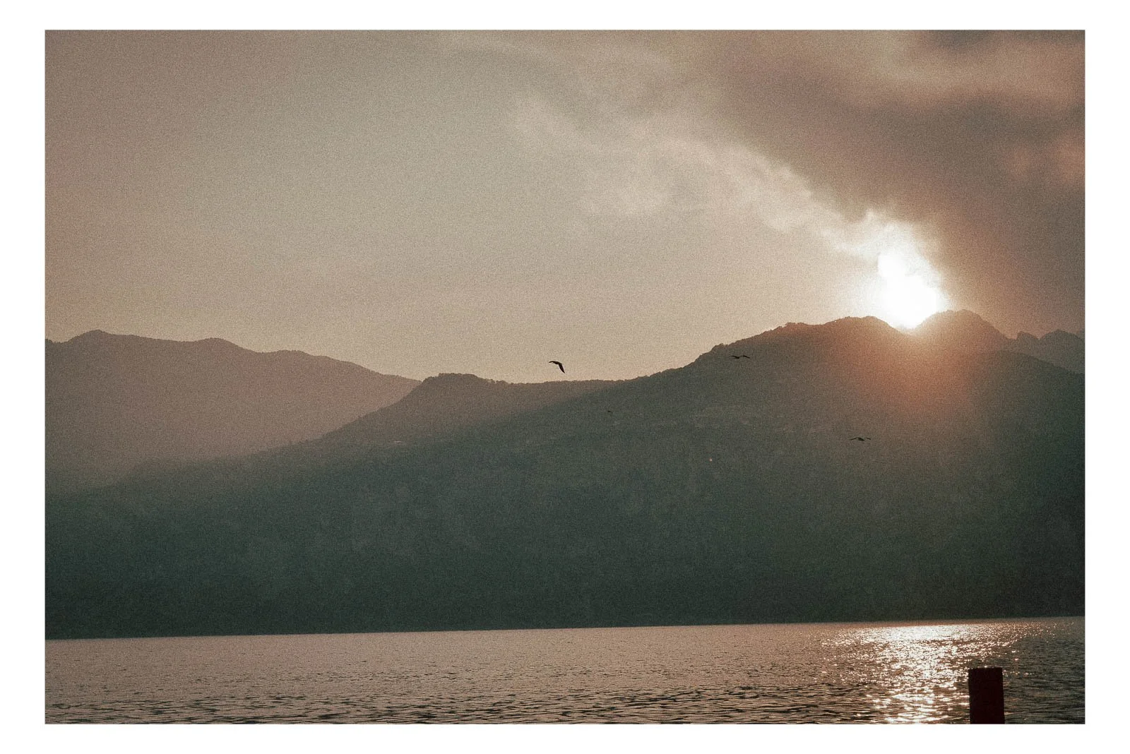 The sun sets behind the mountain, slowly fading into the horizon.
Warm colors spill across the sky as light gives way to silence.
It’s a moment of stillness, balance, and natural beauty.