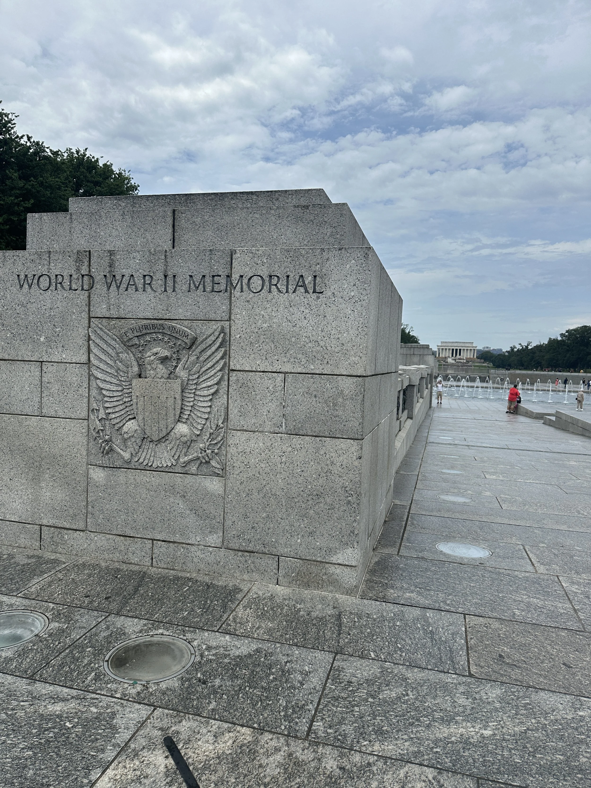 The World War II Memorial honors the courage and sacrifice of those who served during the Second World War.
Set between the Lincoln Memorial and the Washington Monument, its open design invites quiet reflection.