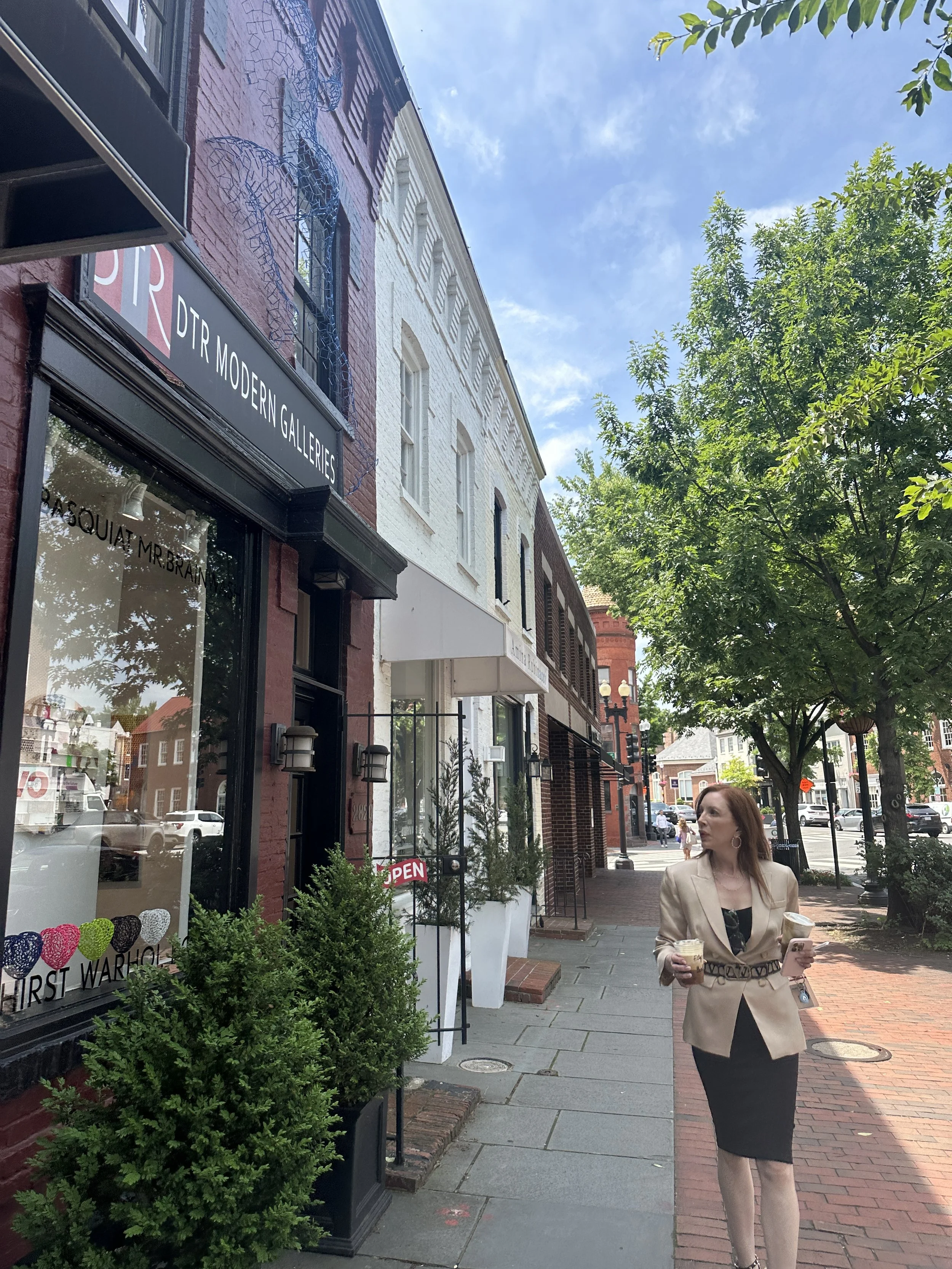 Georgetown is one of Washington, D.C.’s most charming and historic neighborhoods.
Cobblestone streets, brick townhouses, and the waterfront create a calm, almost European atmosphere within the capital.
Georgetown blends history, everyday life, and qu
