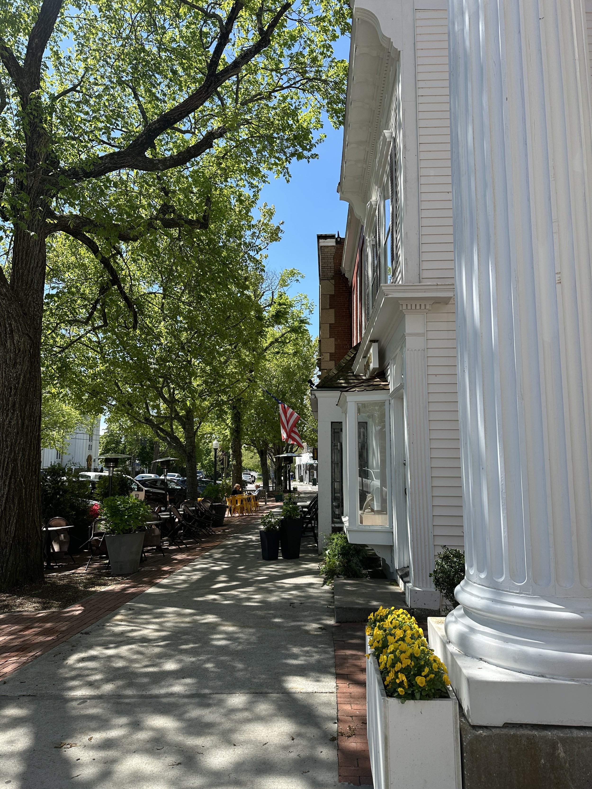 East Hampton represents the refined and understated side of the Hamptons.
Wide beaches, classic wooden houses, and soft Atlantic light define its calm, timeless atmosphere.
It’s a place where space, nature, and quiet luxury come together naturally.