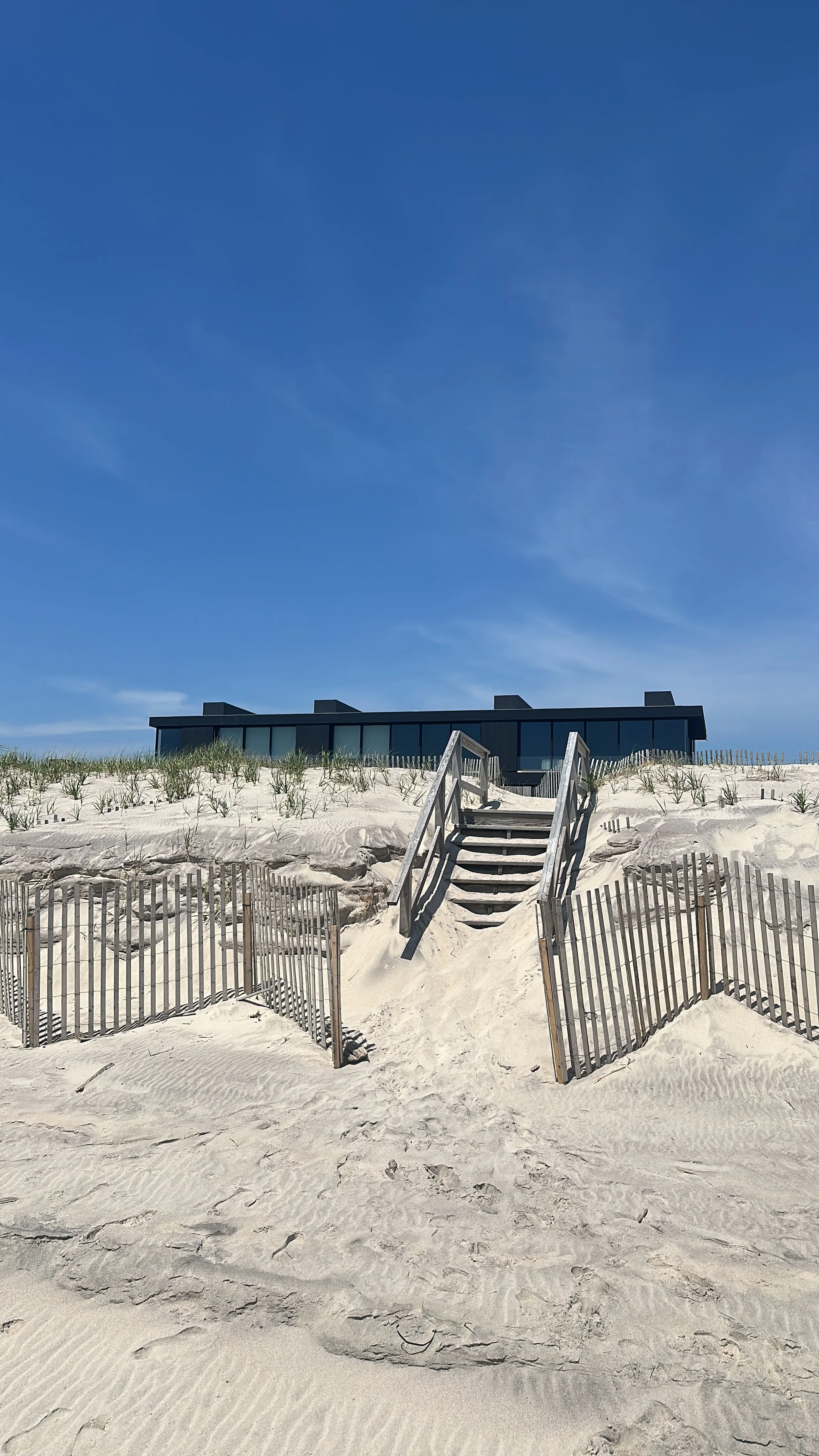 A beach house in the Hamptons represents simplicity, space, and quiet luxury.
Natural materials, soft colors, and open views toward the ocean create a sense of calm and retreat.
It’s a place where light, sea air, and slow living define the rhythm of 