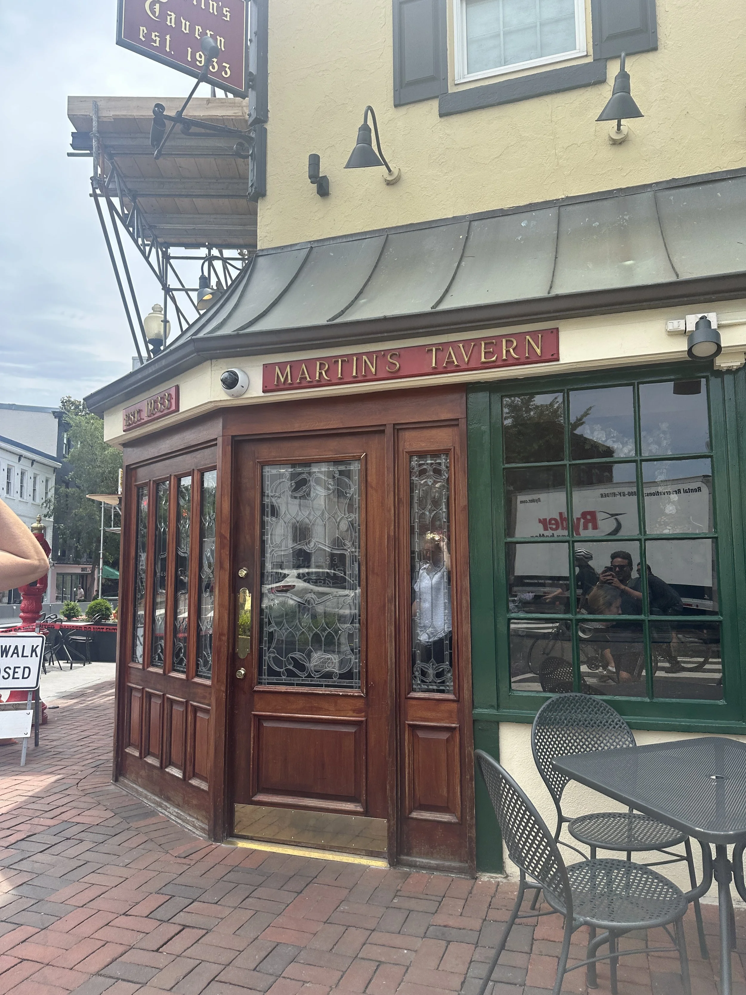 Martin’s Tavern is a historic institution in the heart of Georgetown.
Known for its classic American atmosphere, it has welcomed politicians, writers, and locals for decades.
The tavern feels timeless—a place where Washington’s everyday life and hist