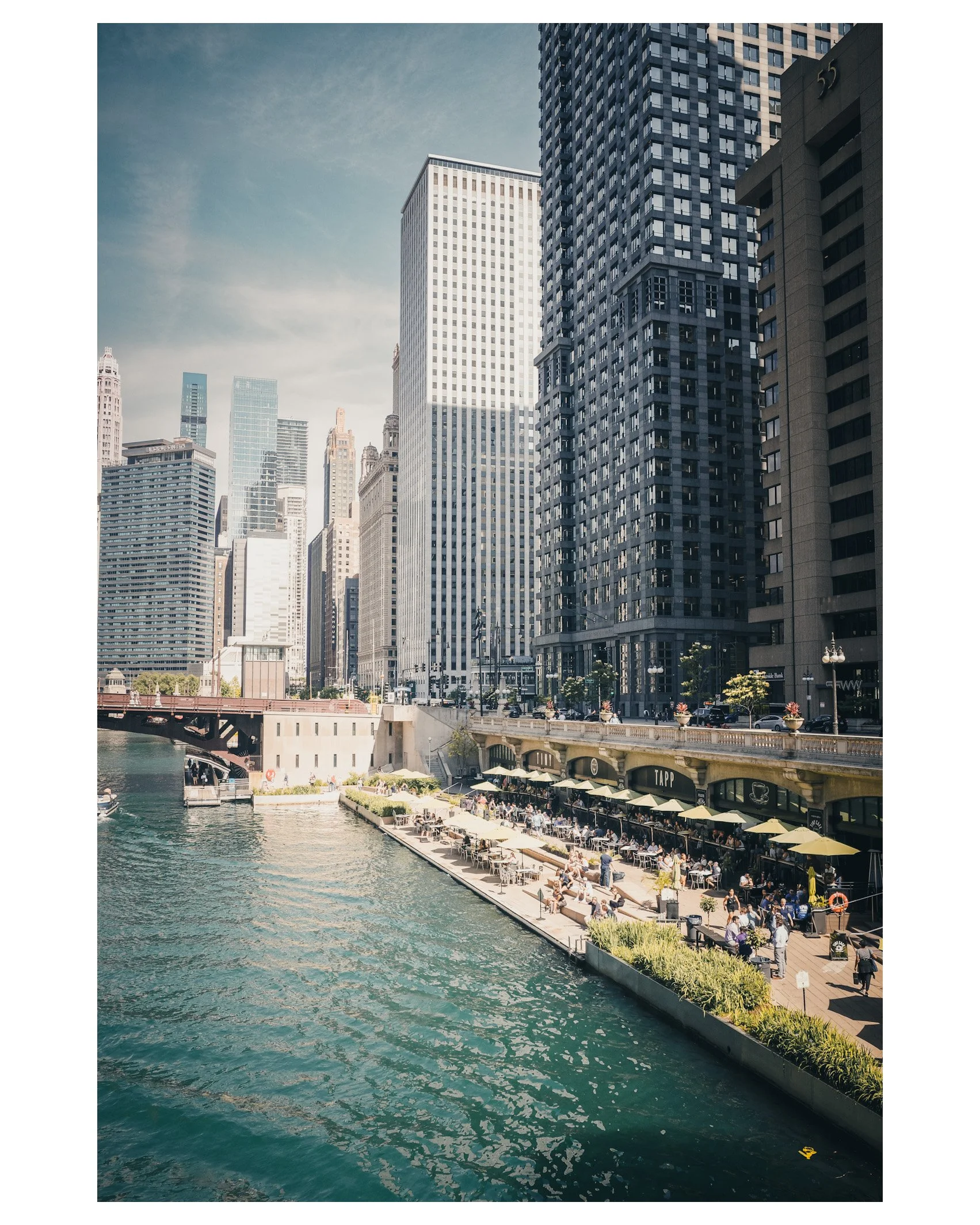 Skyscrapers rise above the Chicago River, where city life meets the water. A timeless view that defines one of America's most beautiful urban landscapes.