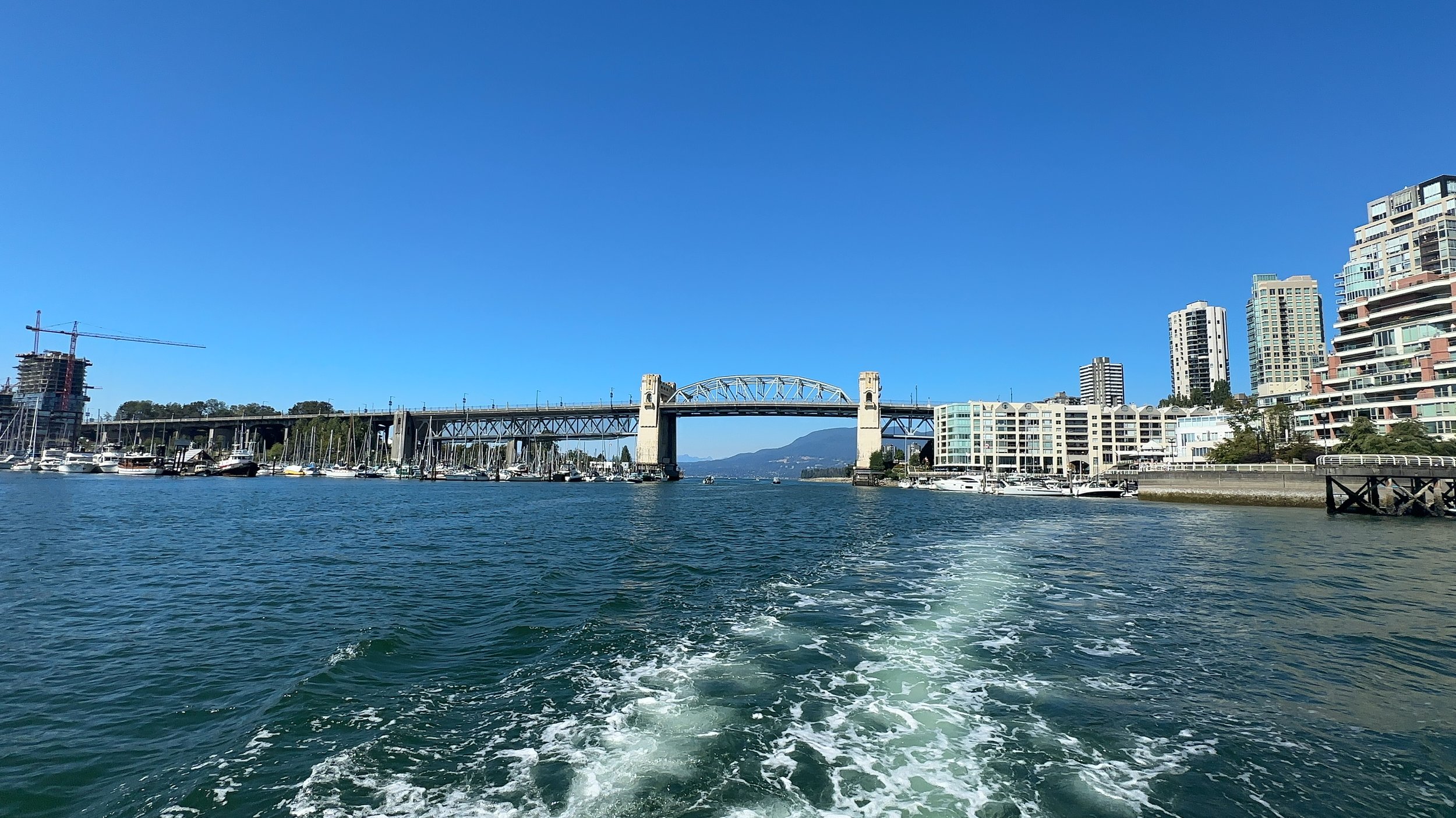 A boat tour through Vancouver Harbour reveals the city from its most balanced perspective.
Skyscrapers, mountains, and water come together in a calm, open panorama.
From the harbor, Vancouver feels spacious, modern, and deeply connected to nature.