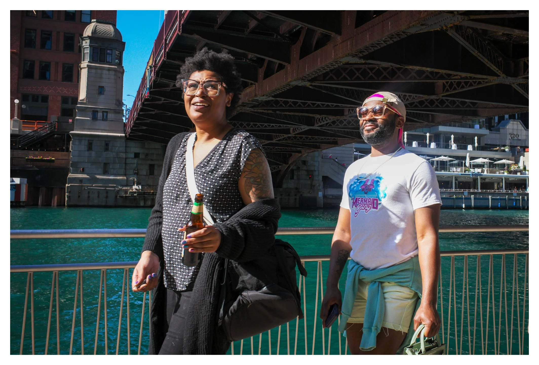 With the Chicago River and its iconic steel bridges in the background, everyday moments become lasting memories. A simple scene that captures the city's welcoming atmosphere.