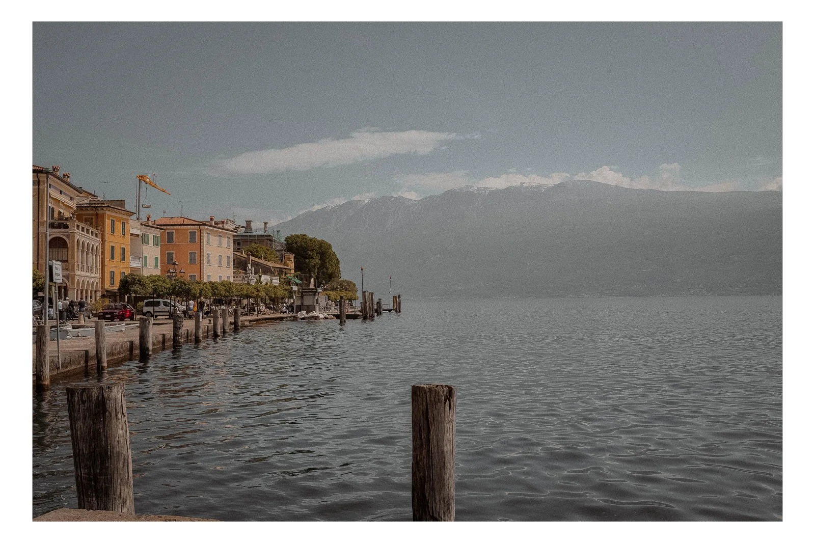 Lake Garda is a place where alpine landscapes meet Mediterranean ease.
Surrounded by mountains and bathed in soft light, the lake feels open, calm, and timeless.
Small towns, clear water, and changing colors create an atmosphere that invites you to s