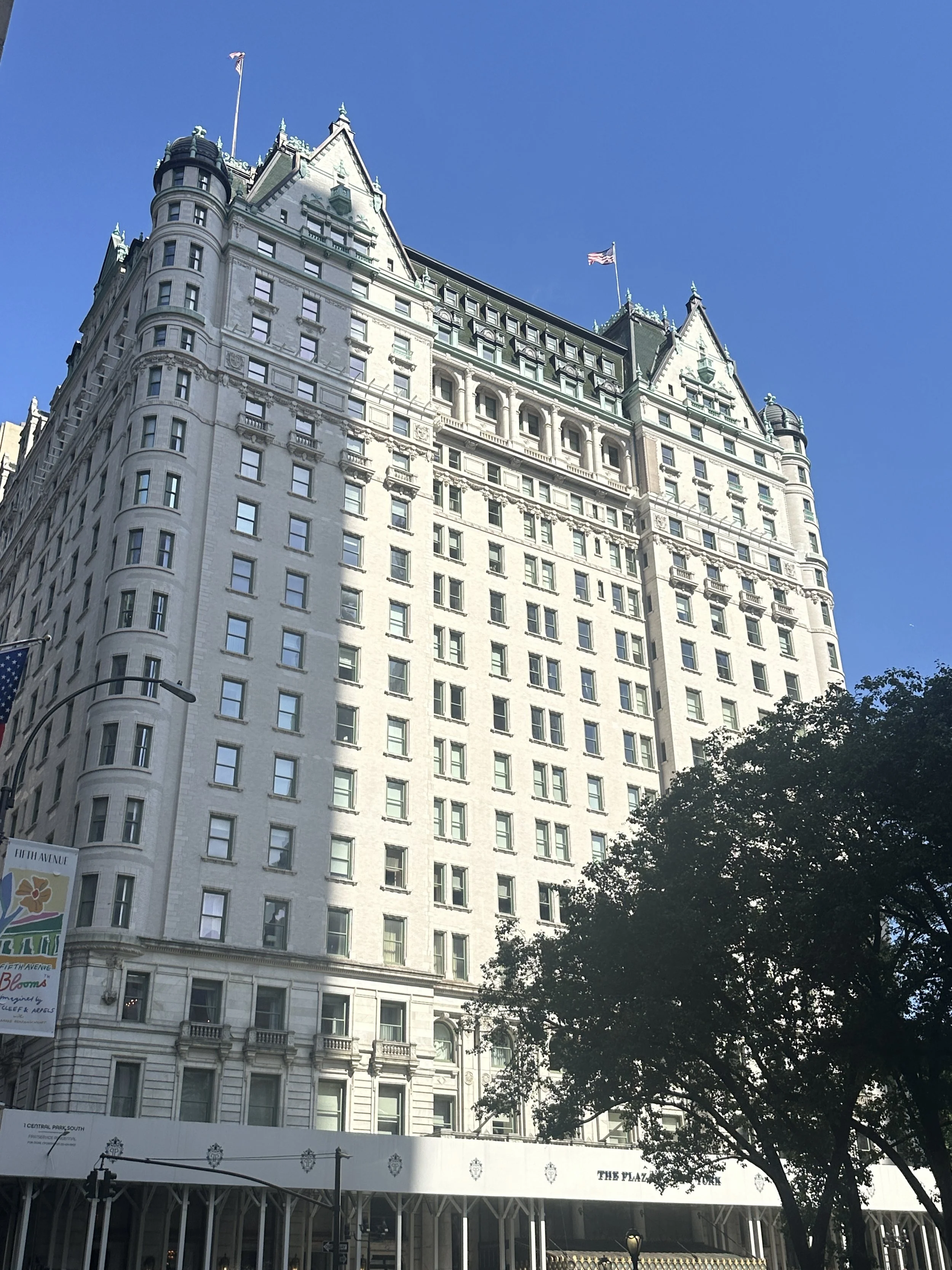 The Plaza Hotel stands as a symbol of timeless New York elegance.
Located at the edge of Central Park, it combines historic grandeur with refined luxury.
The Plaza feels cinematic—where tradition, style, and the city’s classic spirit meet.