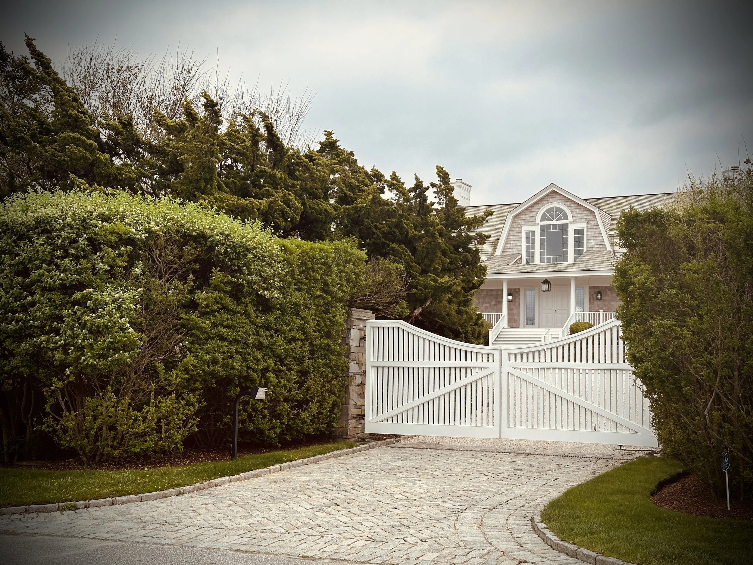In the Hamptons, a single beach house can easily reach prices of 30 million dollars or more.
Space, privacy, and oceanfront views turn real estate into a symbol of exclusivity.
Here, luxury is defined by location, light, and silence rather than exces