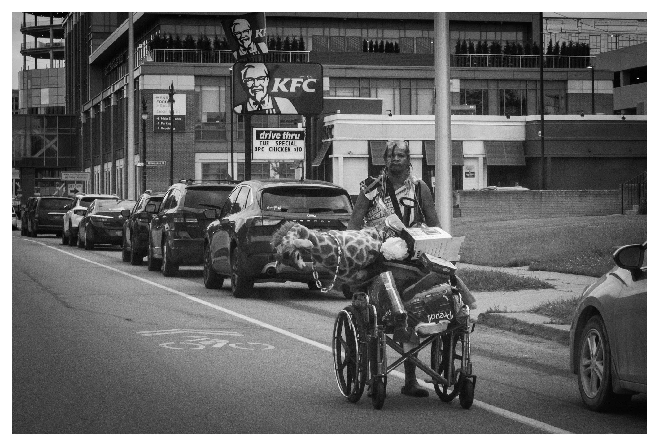 Street photography often tells stories that words cannot. This moment is a reminder that every city carries unseen lives, quiet resilience, and countless personal journeys behind its busy streets.
