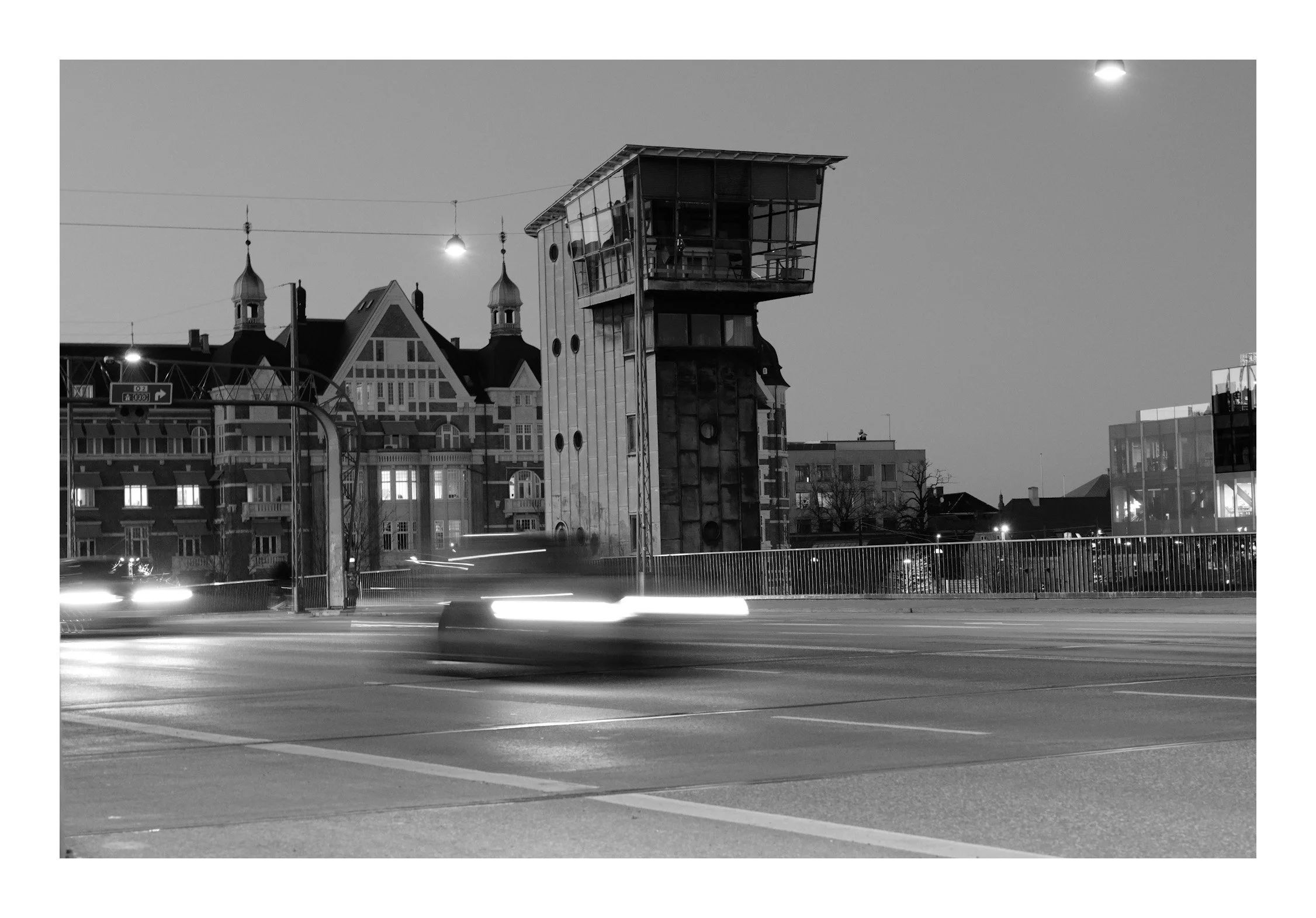 The bridge tower rises like a small lookout above the water, offering sweeping views over the harbor and the passing boats. Once used to control bridge traffic and keep watch over the canals, it’s now an eye-catching reminder of the city’s maritime h