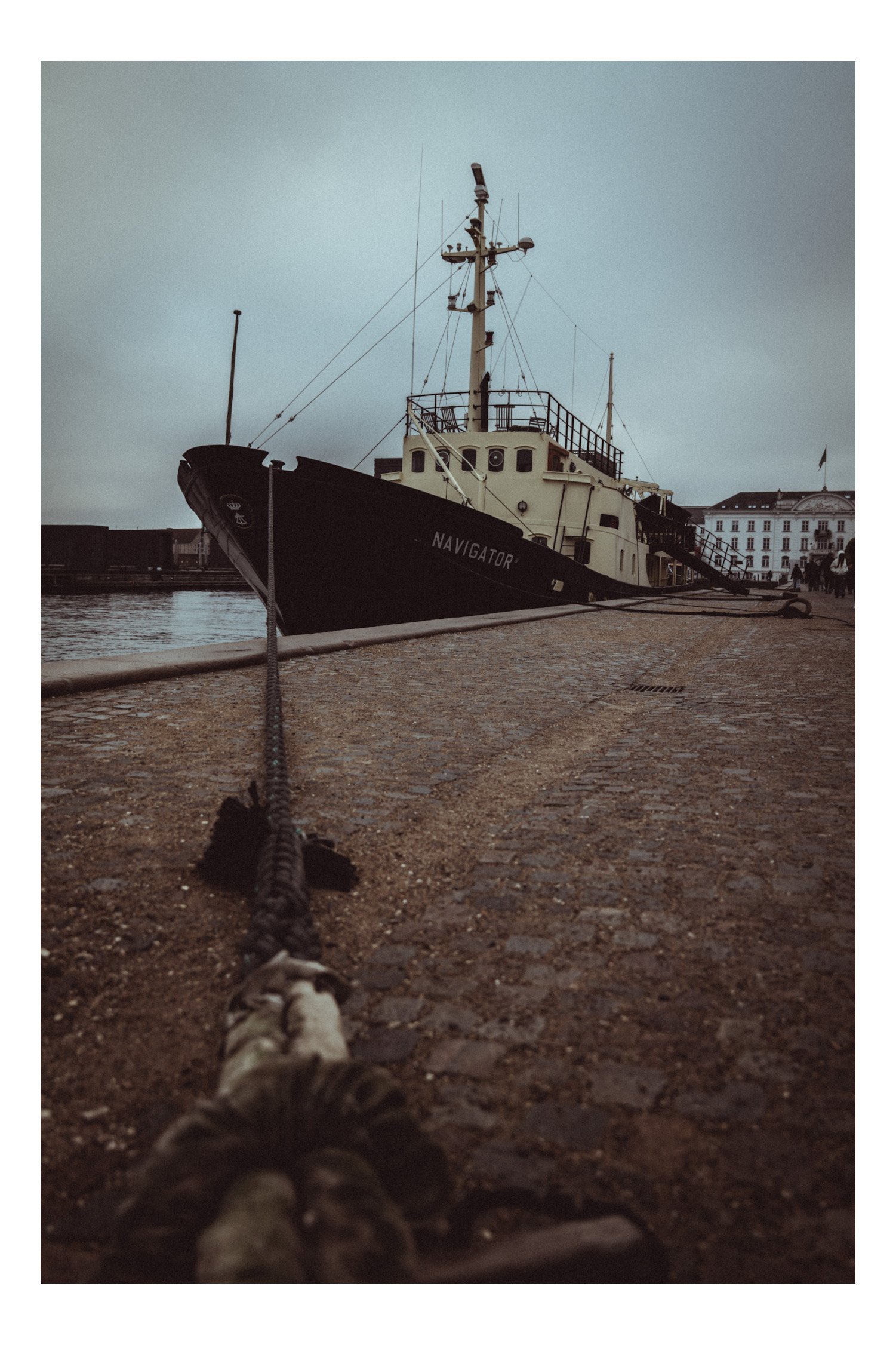 Along the harbor, small boats are tied to the docks with thick ropes, gently moving with the water. They look calm and timeless, like they’ve been waiting there for years. It’s one of those little scenes that shows how closely Copenhagen lives with t