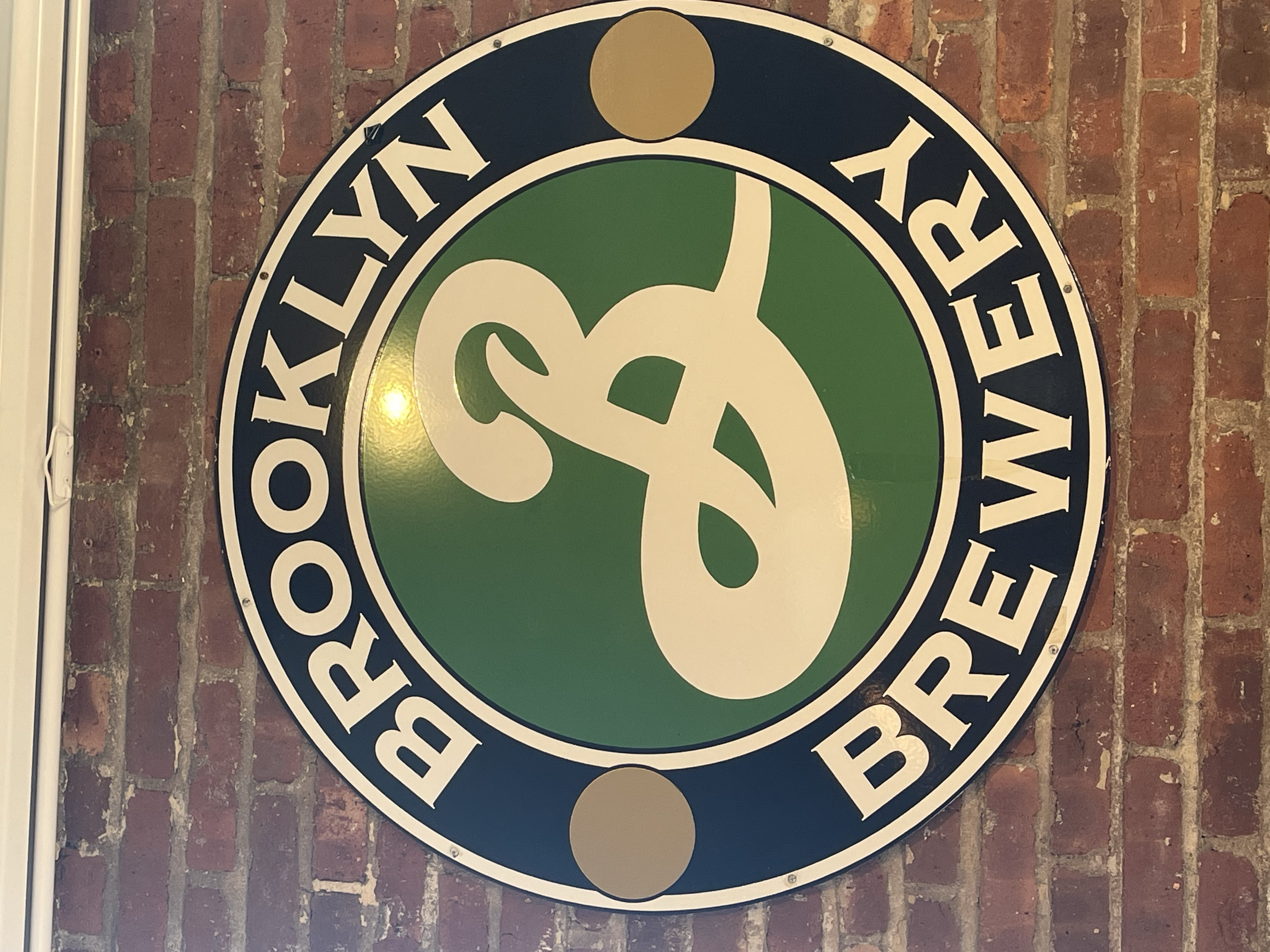 Brooklyn Brewery captures the creative and independent spirit of Brooklyn.
Set in a former industrial space, it blends craftsmanship, community, and modern urban culture.
Here, brewing becomes a social experience—rooted in tradition yet open, lively,