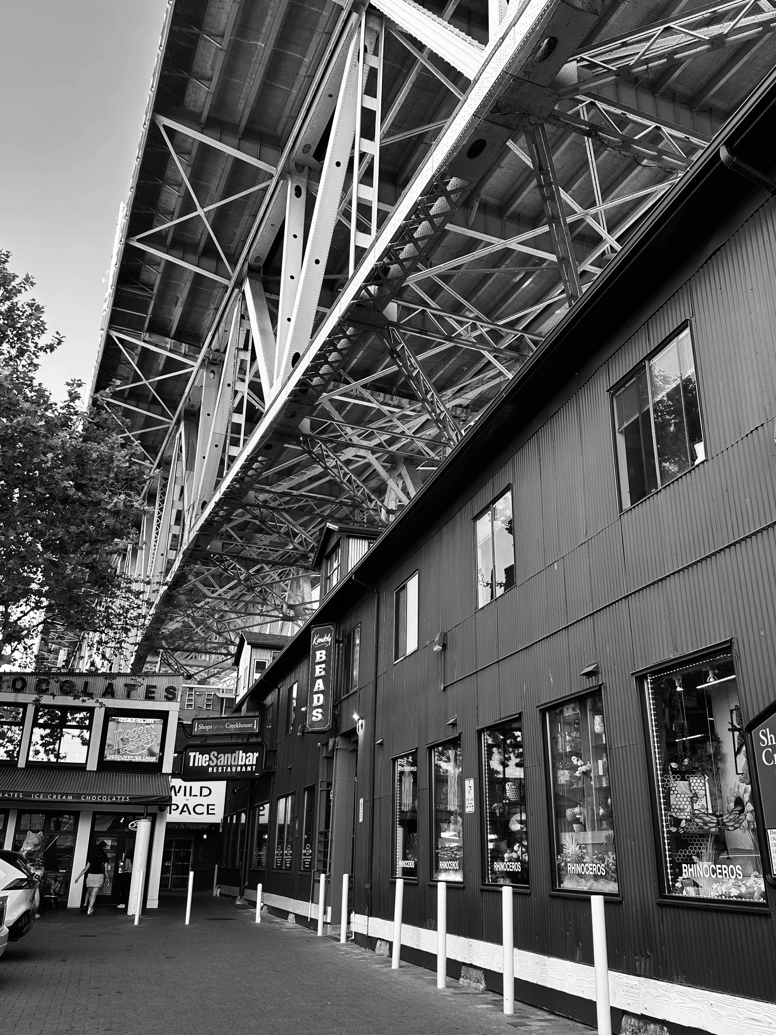 Granville Island is a vibrant mix of creativity, food, and everyday life in Vancouver.
Markets, studios, and waterfront views create an atmosphere that feels local, colorful, and authentic.
It’s a place where culture and community come together—livel